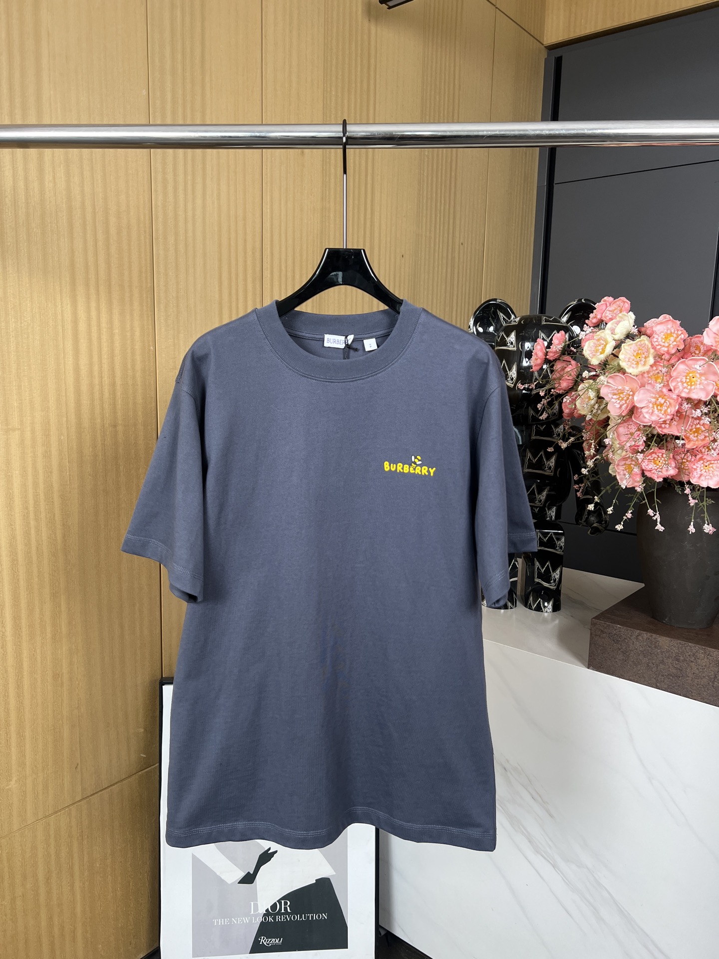 NO:335946,Burberry Burberry Spring and summer latest style flocking bee printed short-sleeved T-shirt on chest brand logo little bee cartoon little bee back fabric pure cotton comfortable and breathable loose fitting same style for men and women SMLXL, burberry, burberry, T-shirt, tees, t-shirt, alexander wang19860909Burberry 巴宝莉 春夏最新款 植绒蜜蜂印花短袖T恤 胸前品牌标识小蜜蜂 后背卡通小蜜蜂 面料纯棉 舒适透气 版型宽松 男女同款 码数SMLXL,,burberry,burberry,T-shirt,tees，t-shirt,alexander wang,Women's clothing