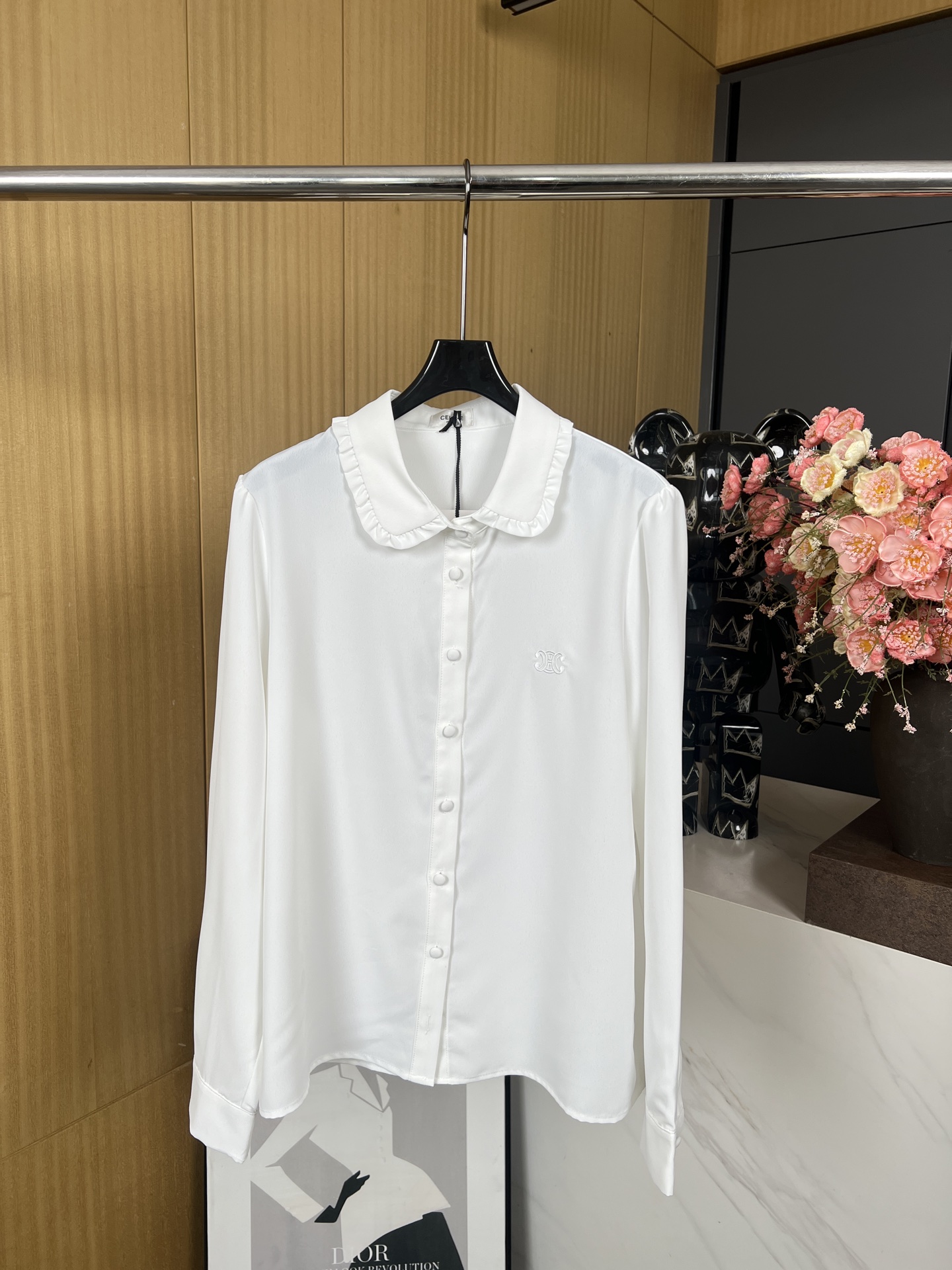 NO:318889,Celin* latest spring and summer style, doll collar versatile white shirt, left chest embroidered logo lace, comfortable texture, smooth and stylish, elegant upper body temperament, versatile and not picky, loose style, soft texture, SML, celine,shirts,alexander wang19860909Celin*春夏最新款 娃娃领百搭白色衬衫 左胸刺绣徽标花边 质感舒适 垂顺有型 上身气质优雅 百搭不挑人 版型宽松 质感柔顺 码数SML,,celine,shirts,alexander wang,Women's clothing