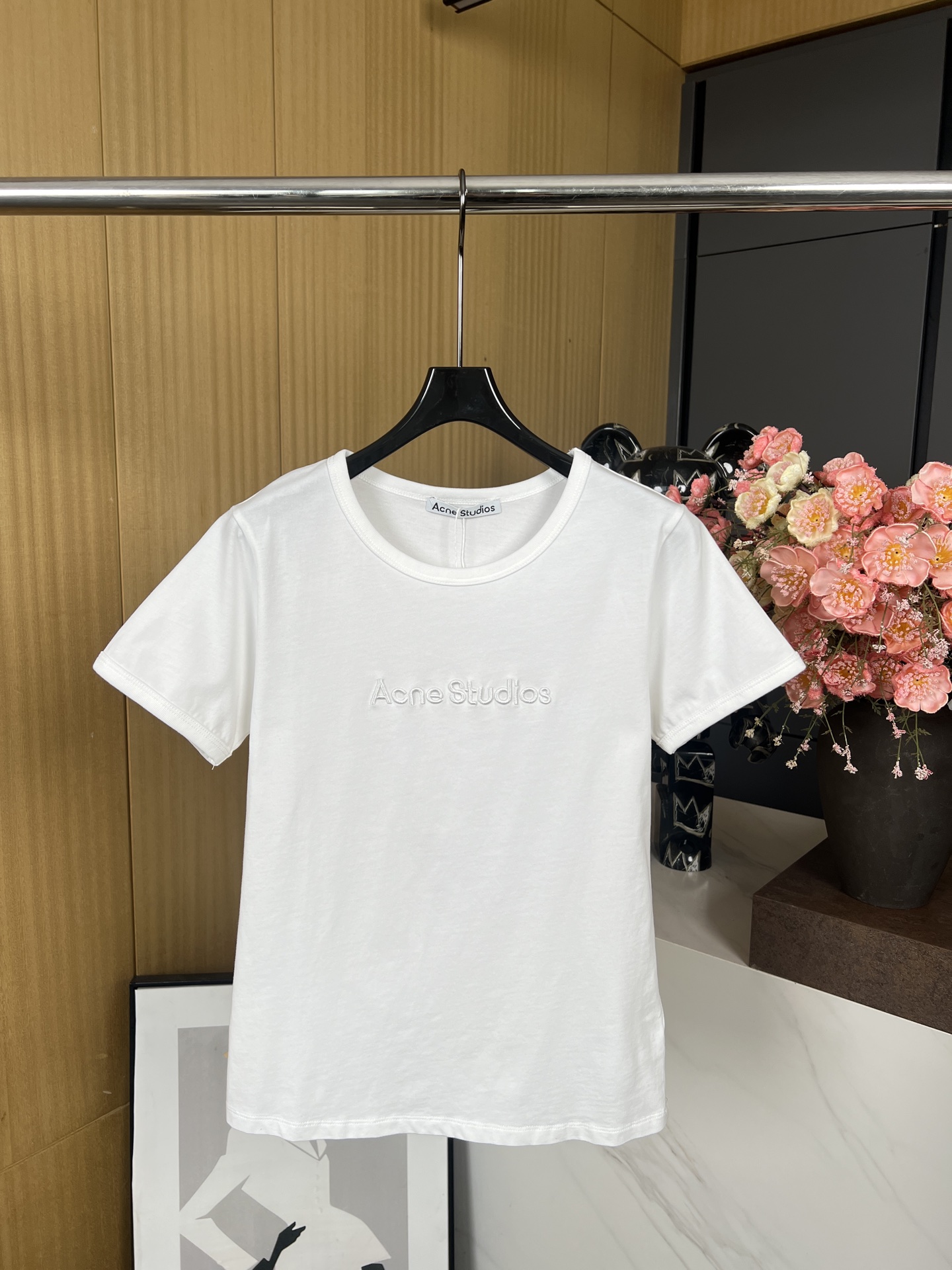 NO:318909,Acne* small letter embroidery round neck short-sleeved T-shirt chest letter embroidery exquisite and delicate solid color design Simple and beautiful pure cotton fabric comfortable and breathable moderate fit slimming design SML, acne studios, T-shirt,tees, t-shirt,alexander wang19860909Acne*小字母刺绣圆领短袖T恤 胸口字母刺绣 精致细腻 纯色设计 简约不失美感 纯棉面料 舒适透气 版型适中 显瘦设计 码数SML,,acne studios,T-shirt,tees，t-shirt,alexander wang,Women's clothing