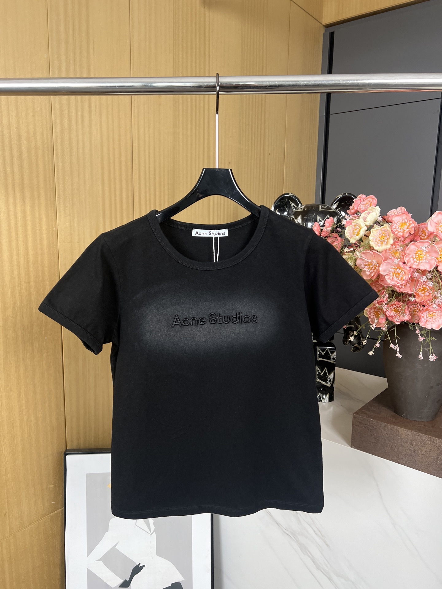 NO:318906,Acne* small letter embroidery round neck short-sleeved T-shirt chest letter embroidery exquisite and delicate edge smudge solid color design Simple and yet beautiful pure cotton fabric comfortable and breathable moderate fit slimming design SML, acne studios, T-shirt,tees, t-shirt,alexander wang19860909Acne*小字母刺绣圆领短袖T恤 胸口字母刺绣 边缘晕染精致细腻 纯色设计 简约不失美感 纯棉面料 舒适透气 版型适中 显瘦设计 码数SML,,acne studios,T-shirt,tees，t-shirt,alexander wang,Women's clothing