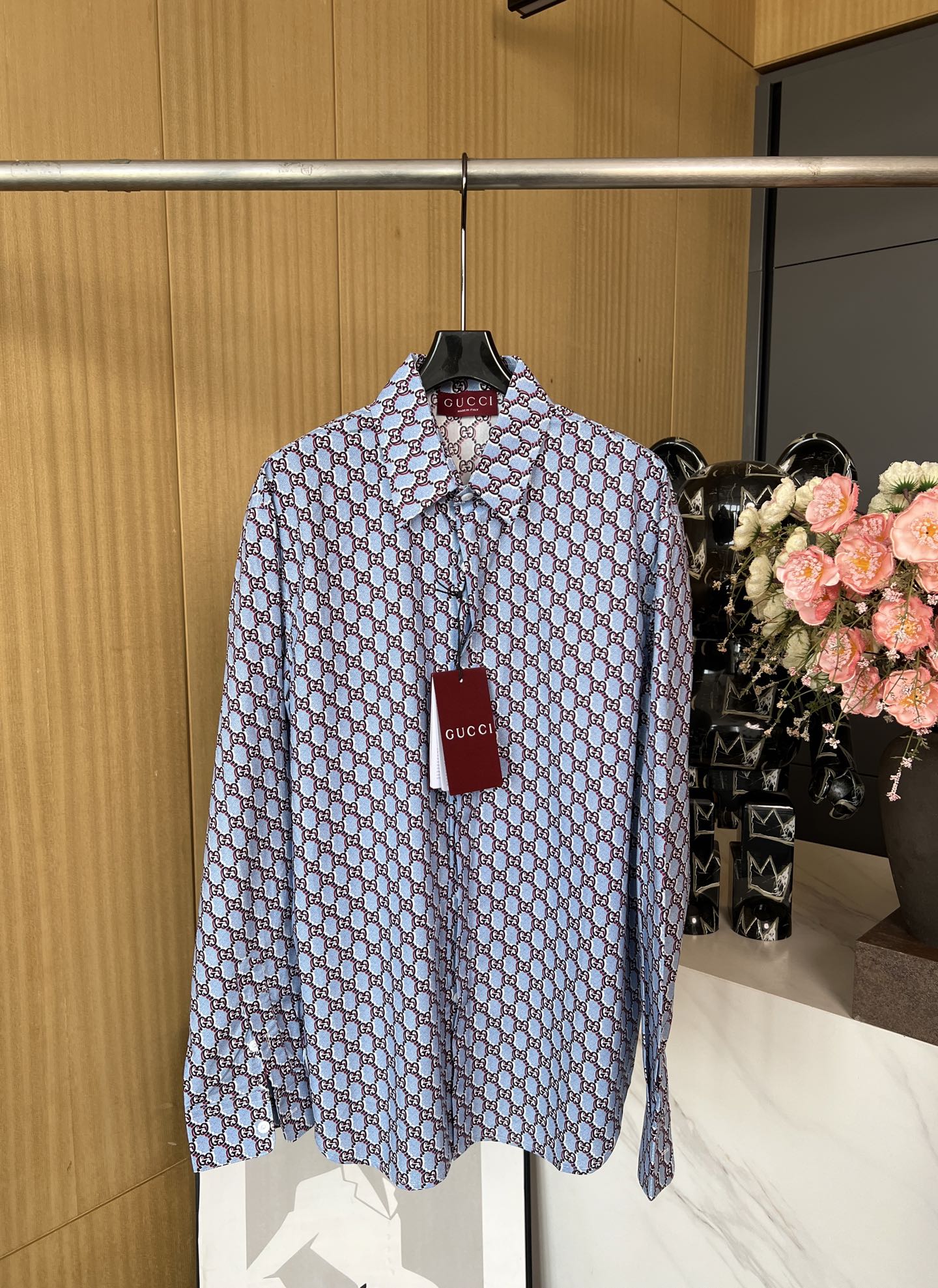 NO:327285,Gu*ci Spring and summer latest styles Silk long-sleeved lapel shirt Customized jacquard-blend fabric Blue mesh effect superimposed red and black pattern Classic brand logo double g interlocking Classic style cut arc hem Hidden button placket Casual style not to be picked and worn S M L XL, alexander wang19860909Gu*ci 春夏最新款 丝质长袖翻领衬衣 定制提花效果混纺面料 蓝色网布效果叠加红黑图案 经典品牌logo双g互扣 经典版型剪裁 圆弧下摆 隐藏式纽扣门襟 休闲款式不挑人穿 码数S M L XL,,alexander wang,Women's clothing