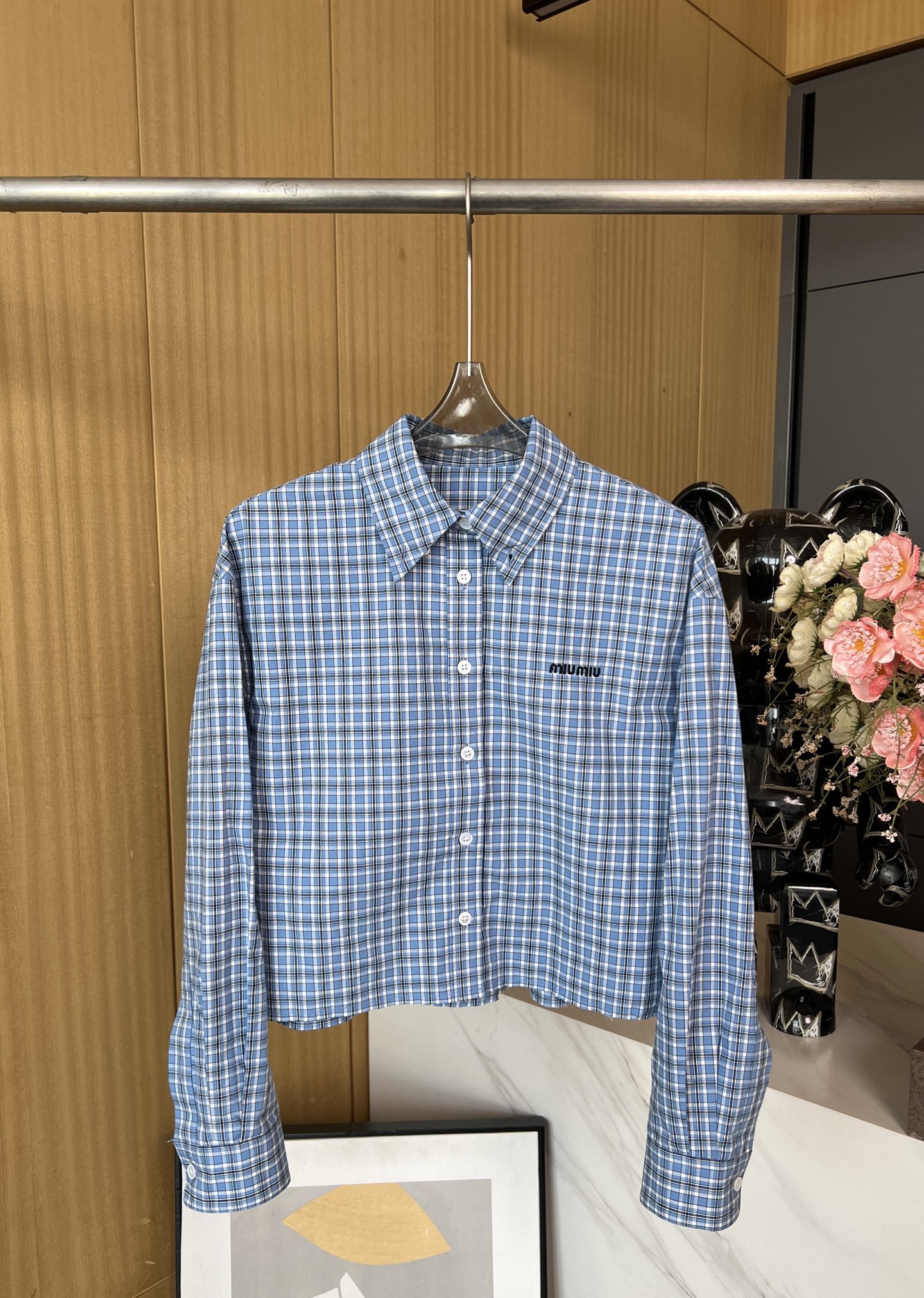 NO:318914,Miumiu* blue checked embroidered logo shirt exquisite embroidered letters LG single checked elements pure cotton fabric comfortable and breathable moderate size SML, miumiu,shirts,alexander wang19860909Miumiu*蓝色格纹刺绣Logo衬衫 精致刺绣字母LG经单格纹元素 纯棉面料 舒适透气 版型适中 码数SML,,miumiu,shirts,alexander wang,Women's clothing