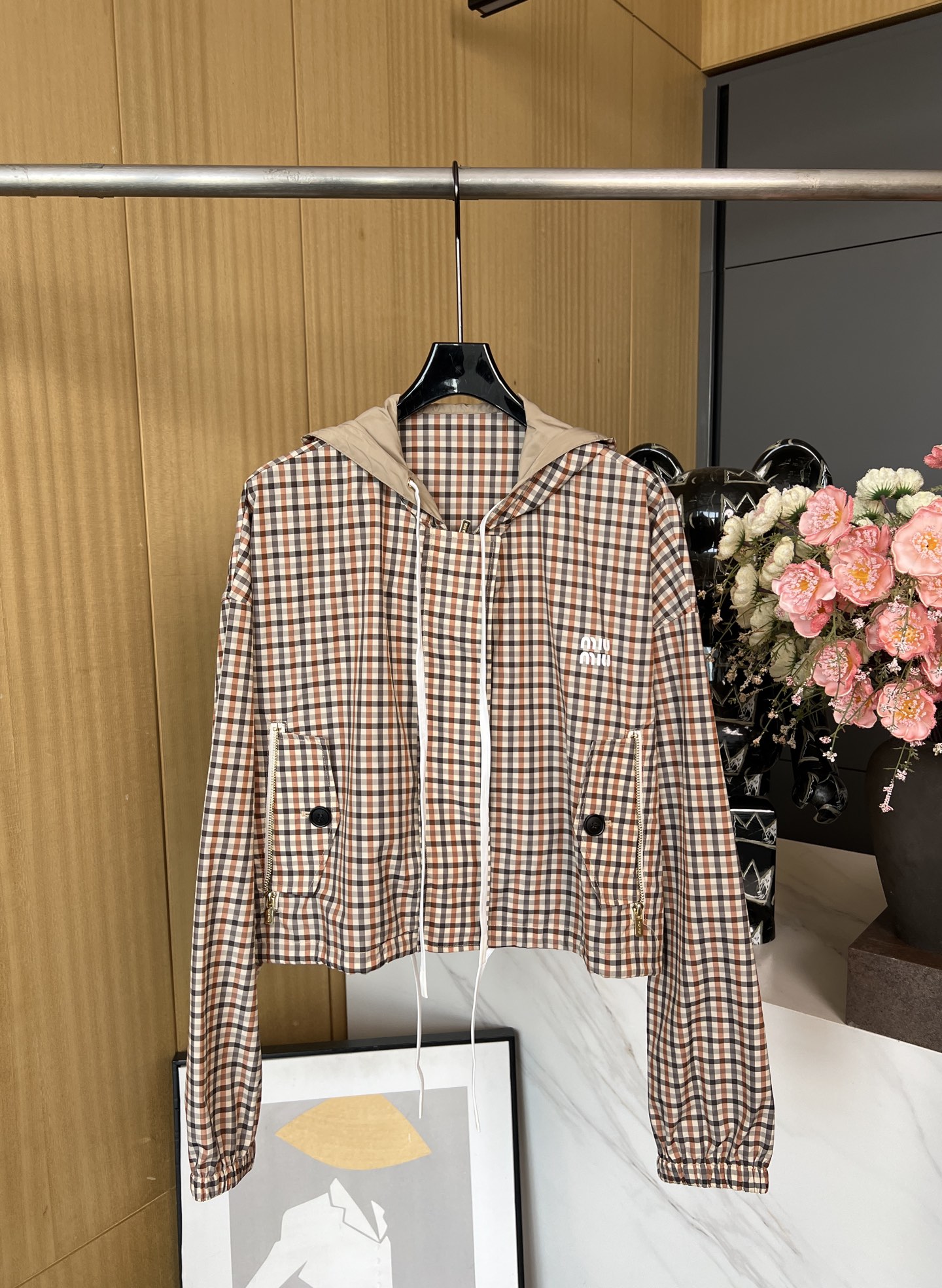 NO:318911,Miu*miu Spring and Summer New Style, plaid hooded drawstring short jacket, drawstring design. Elastic and stylish, comfortable and inclusive, three-dimensional pockets with metal zippers, exquisite workmanship, casual and fashionable, loose style, free and versatile, unrestrained, SML, miumiu, jackets & coats, hats, alexander wang19860909Miu*miu春夏新款 格纹连帽抽绳短款外套 抽绳设计.松紧有型 舒适包容 立体口袋搭配金属拉链 做工精致 休闲时尚 版型宽松 随意百搭不受拘束 码数SML,,miumiu,jackets & coats,hats,alexander wang,Women's clothing