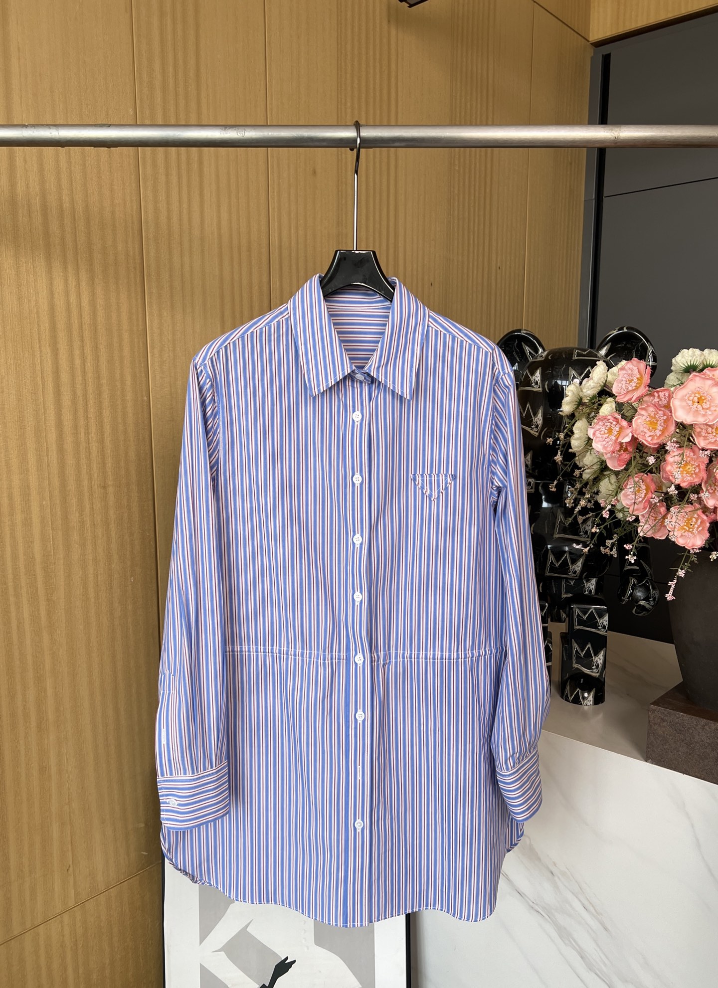 NO:318888,Prad*/Prada Spring and summer new style color-blocked striped lapel shirt skirt The waist drawstring design can be adjusted by itself, the chest triangle patch is decorated with strips, casual and age-reducing, loose style, the upper body is not picky at all, size SML, prada, prada, skirts, shirts, alexander wang19860909Prad*/普拉达 春夏新款 拼色条纹翻领衬衫裙 腰部抽绳设计可自行调节 胸前三角贴布对条点缀 休闲减龄 宽松版型 上身完全不挑人穿 码数SML,,prada,prada,skirts,shirts,alexander wang,Women's clothing