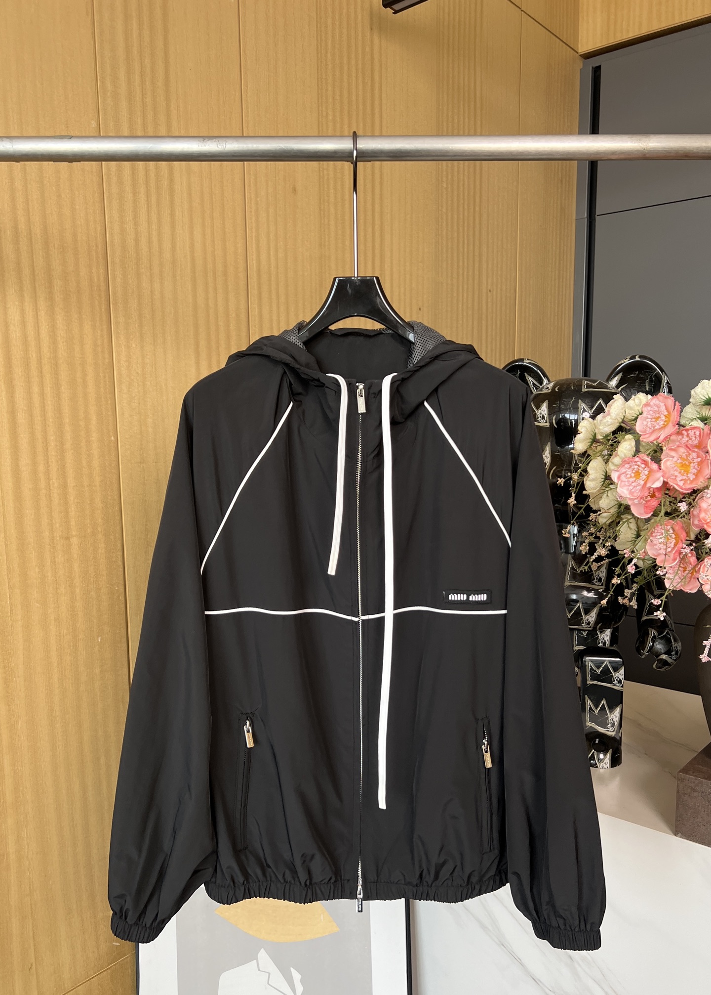 NO:318905,Miu*miu's new hooded windbreaker jacket combines the collision design of workwear and windbreaker and sunscreen. The exclusive LG on the chest brand is LG. Inner net hole. Breathable and not stuffy. Just the right sense of high-end three-dimensional tailoring. Loose style. Versatile. SML,,miumiu, jackets & coats,hats,alexander wang.19860909Miu*miu早春新款连帽风衣外套 结合工装与风衣与防晒衣的碰撞设计 胸口品牌专属LG 内里网洞 透气不闷 恰到好处的高级感 立体剪裁 宽松版型 百搭 码数SML,,miumiu,jackets & coats,hats,alexander wang,Women's clothing