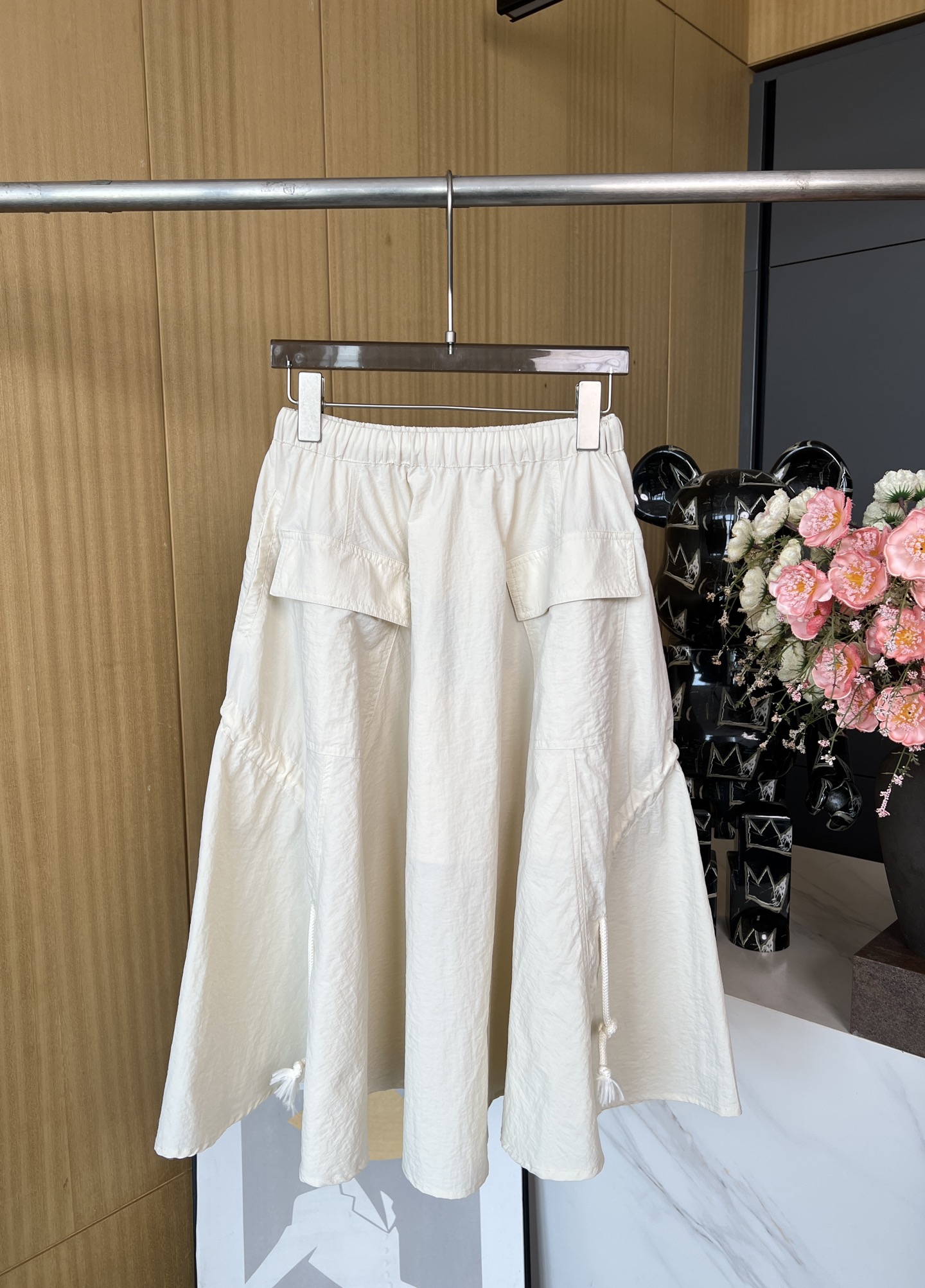 NO:318894,PRADA* new spring and summer ivory white workwear pocket umbrella shape, waistline tightening, hem like an umbrella, can also perfectly cover the shortcomings of the legs. Skirts are also a must-have item for all seasons, especially skirts that are longer than knees, which are very suitable for early spring wear. Super versatile, moderate size SML, prada, skirts, alexander wang19860909PRADA*春夏新款象牙白 工装口袋伞型 腰线收紧 下摆像伞一样 还可以完美遮盖腿部缺点 半裙是也四季必备单品 尤其是过膝偏长的半裙 很适合早春穿 超级百搭 版型适中 码数SML,,prada,skirts,alexander wang,Women's clothing