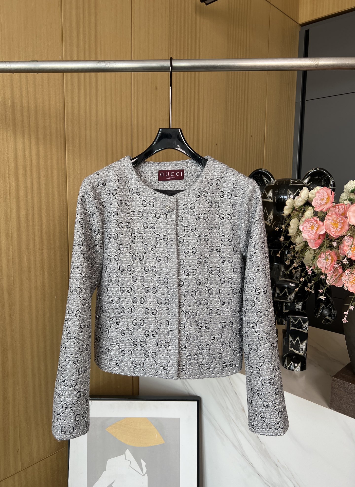 NO:318903,Gucci* early spring new heavy industry ironing dress jacket, thick flower heavy industry ironing, heavy industry silver wire braided texture, diamond-shaped double G-shaped hot diamond highlights the style, showing luxury, exquisite round buckle details, full quality, customized surface accessories, moderate size, SML, gucci, jackets & coats, alexander wang19860909Gucci*早春新款重工烫钻洋装外套 通体粗花重工烫钻 重工银丝编织纹理 同时以菱形分布烫钻双G突显格调 尽显奢华 精致本布圆扣细节 品相十足 定制面辅料 版型适中 码数SML,,gucci,jackets & coats,alexander wang,Women's clothing