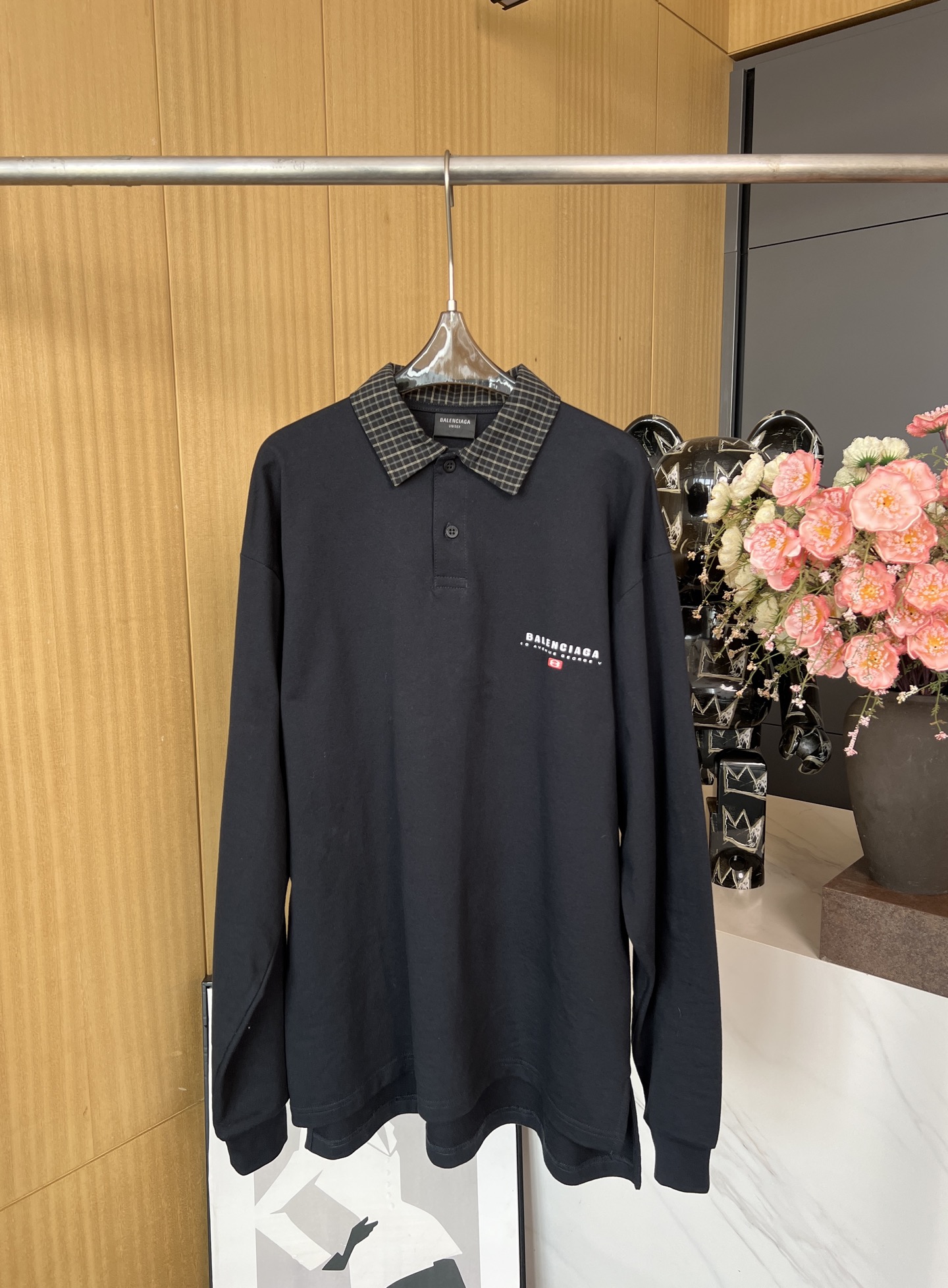 NO:318870,Balenciaga & Balenciaga New early spring solid color checked collar long sleeve Polo classic black icon print full of personality echoes the same series logo, spliced ​​checked neckline fake two-piece design Pure cotton fabric comfortable and breathable, same model for men and women Size SML,,balenciaga,balenciaga,alexander wang19860909Balenciaga&巴黎世家 早春新款纯色格纹领长袖Polo 黑色经典款 红色icon印花个性十足 同系列logo呼应 拼接格纹领口假两件设计 纯棉面料 舒适透气 男女同款 码数SML,,balenciaga,balenciaga,alexander wang,Women's clothing