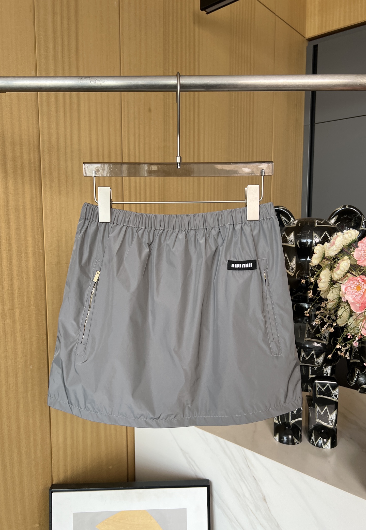 NO:318902,M*iumiu Spring and Summer New Style, versatile slim and elastic waist short skirt, comfortable and breathable inside the grid, letter logo, elastic waist, tension and relaxation, overall line straight and delicate, soft fabric, suitable for various occasions, moderate size SML,,miumiu, skirts, alexander wang19860909M*iumiu春夏新款 百搭显瘦松紧腰短款半裙,网格内里舒适透气 字母徽标 腰部松紧 张弛整体走线平直细腻 面料柔软 适合多种场合搭 版型适中 码数SML,,miumiu,skirts,alexander wang,Women's clothing