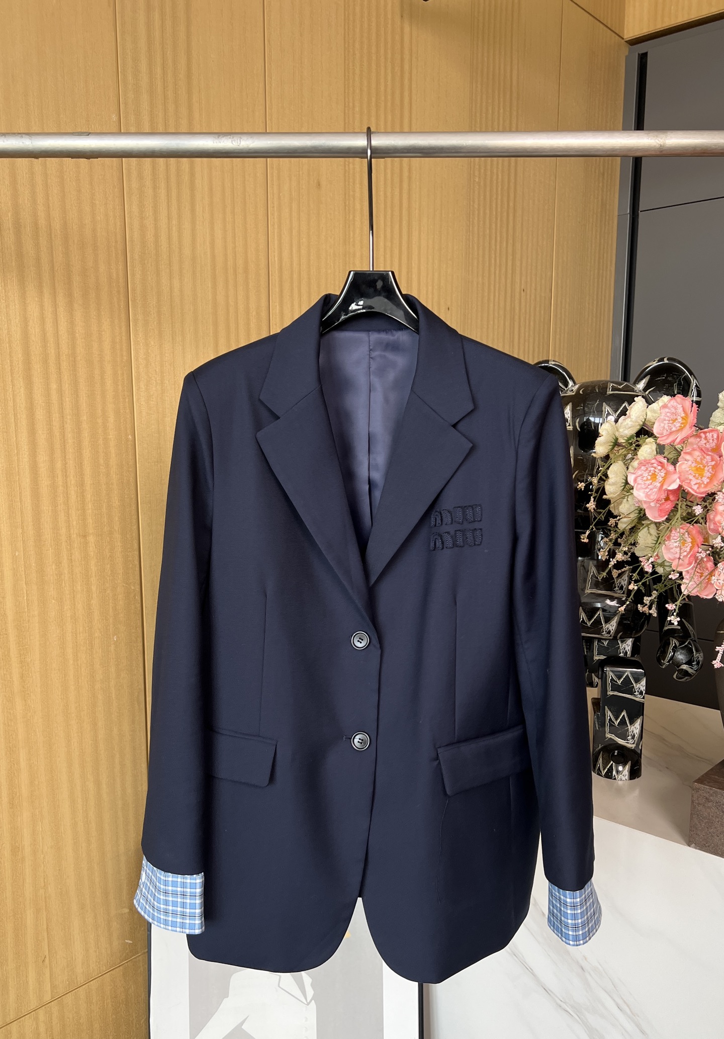 NO:318899,MiuMi* New early spring style blue plaid shirt cuff wool blazer chest decorative logo embroidery custom 2-piece round button closure spliced ​​blue plaid shirt cuffs The whole workmanship and texture are very good, moderate size SML, miumiu, jackets & coats,shirts, business suit, alexander wang19860909MiuMi* 早春新款 蓝格纹衬衫袖口羊毛西装外套 胸口装饰logo徽标贴布刺绣 定制2粒圆扣开合 拼接蓝色格纹衬衫袖口 整个做工和质感都很好 版型适中 码数SML,,miumiu,jackets & coats,shirts,business suit,alexander wang,Women's clothing