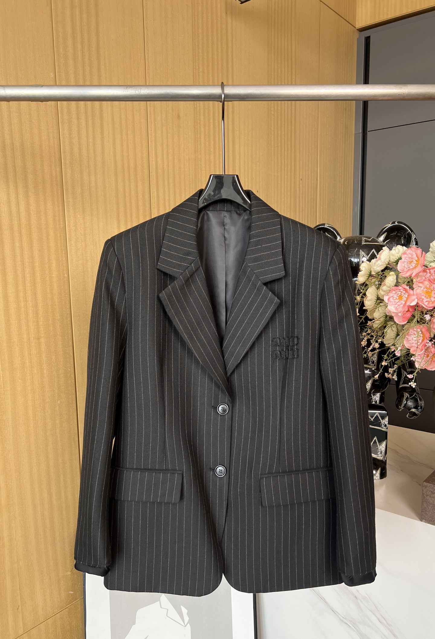 NO:318896,Mium*u early spring new style, micro-label vertical striped suit jacket, classic neat suit style, simple and generous, chest decoration logo logo, 2 round buckles, exposed cuff lining, loose fitting, SML,,miumiu, jackets & coats, business suit, alexander wang19860909Mium*u早春新款 微标竖条纹西装外套 经典利落西装版型 简单大方 胸口装饰logo徽标 2粒圆扣开合 袖口衬布外露 版型宽松 码数SML,,miumiu,jackets & coats,business suit,alexander wang,Women's clothing