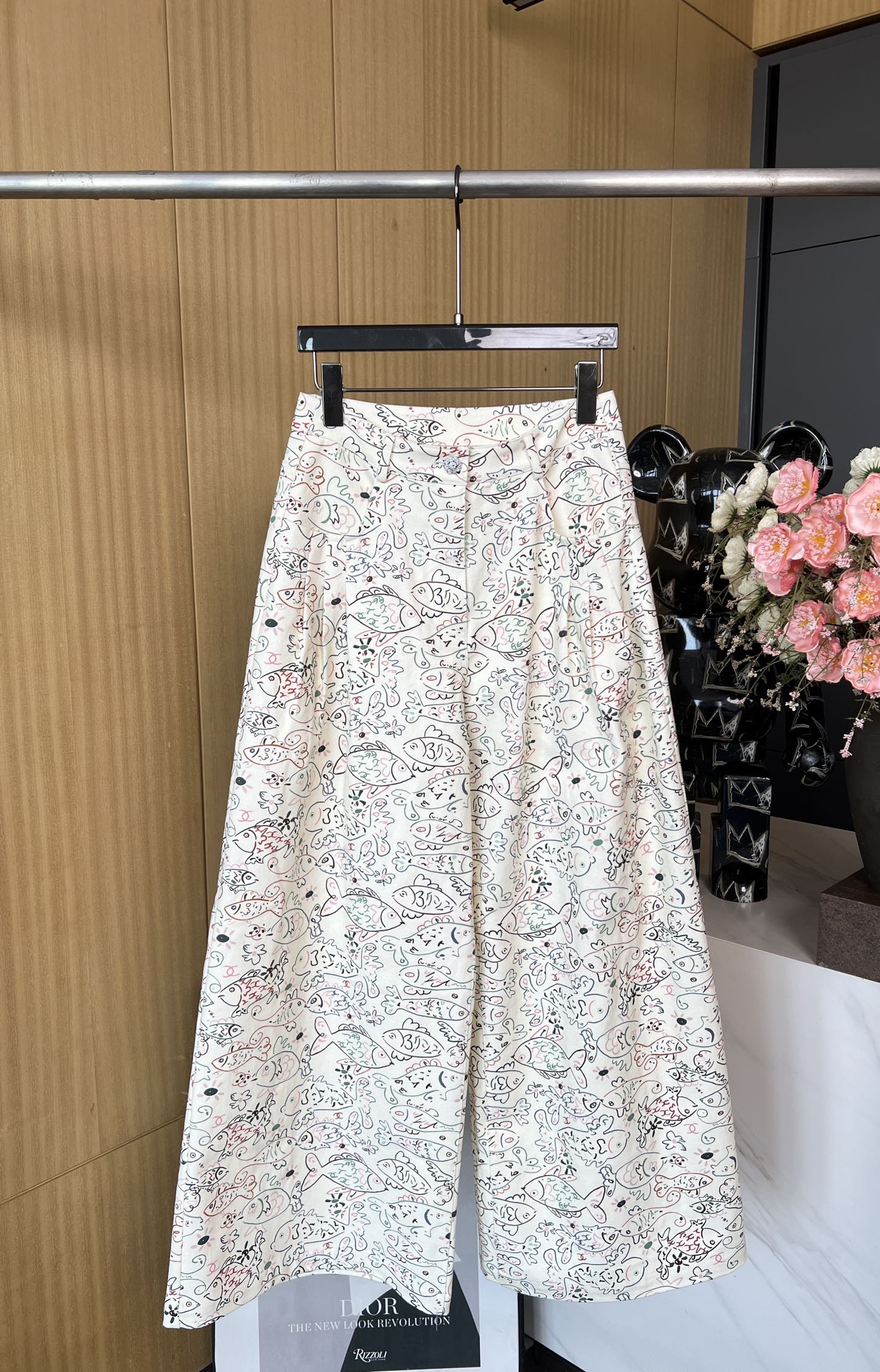 NO:318893,Chanel* small fragrant style early spring new style, drawing and dyeing vacation wide-leg jeans for women, colorful graffiti small fish print pattern, customized washing, wide-leg trousers style, lazy and casual, not picky legs, versatile travel must have SML, chanel, jeans, alexander wang19860909Chanel*小香风早春新款 画染度假阔腿牛仔裤女 彩色涂鸦小鱼印花图案 定制水洗 阔腿裤版型 慵懒随性不挑腿型 出行百搭必备 码数SML,,chanel,jeans,alexander wang,Women's clothing