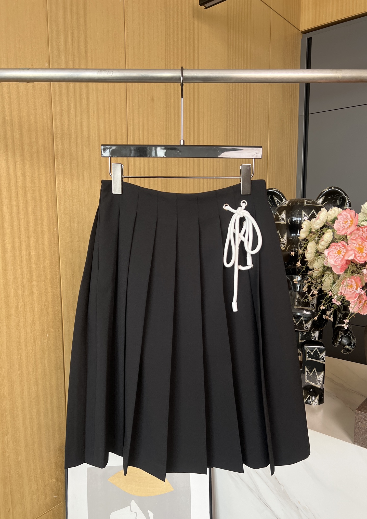 NO:318890,prada*Prada's latest spring and summer hits Navy style pleated long skirt, thick texture, navy style element rope in the left pocket, unique strap design, moderate style, huge slim upper body, SML, prada, prada, skirts, alexander wang19860909prada*普拉达春夏最新爆款 海军风压褶长半裙 面料质感厚实挺阔 左边口袋海军风元素绳索 绑带设计别具一格 版型适中 上身巨显瘦 码数SML,,prada,prada,skirts,alexander wang,Women's clothing