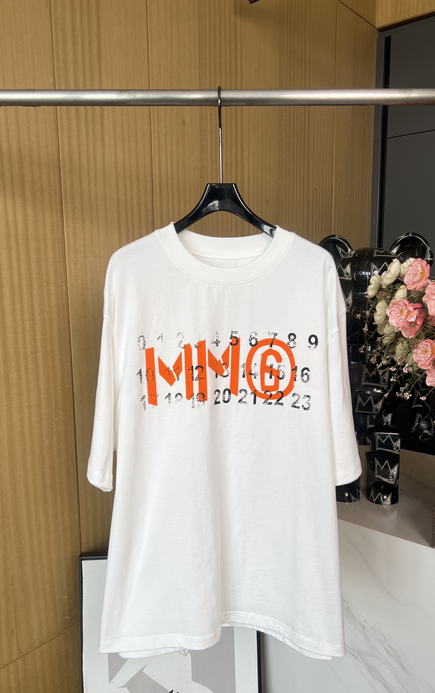 NO:318874,Maison Margiela*Majella New Spring and Summer Deconstructed printed round neck T-shirt short sleeves, classic LO letter print on the chest, classic mark embroidery on the back, same model for men and women. SML, masion margiela, T-shirt,tees, t-shirt,alexander wang19860909MaisonMargiela*马吉拉 春夏新款 解构印花圆领T恤短袖、胸口是经典LO字母印花,后背经典标记刺绣、男女同款 码数SML,,masion margiela,T-shirt,tees，t-shirt,alexander wang,Women's clothing