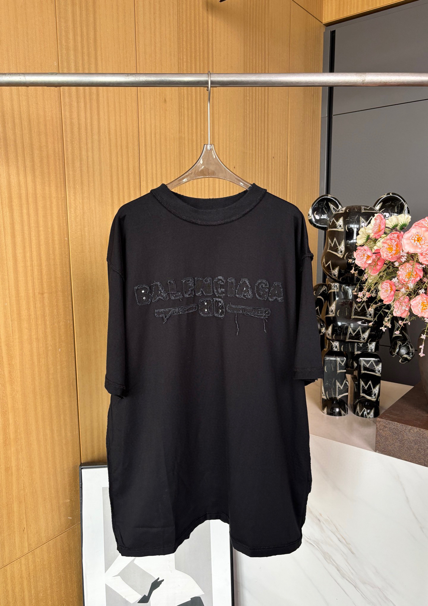 NO:327295,Balenciaga*Balenciaga Spring and Summer New Simple Washed Short-Sleeve T-shirt, Simple Letters and Old Washing Technology, Make the simple model no longer simple, with a loose shoulder-length style, versatile and stylish. S-XL, balenciaga, balenciaga, T-shirt, tees, t-shirt, alexander wang19860909Balenciaga*巴黎世家春夏新款简约水洗短袖T恤,简约字母搭配做旧水洗工艺,让简单款不再简单,落肩宽松版型,百搭更有型. 码数S-XL,,balenciaga,balenciaga,T-shirt,tees，t-shirt,alexander wang,Women's clothing