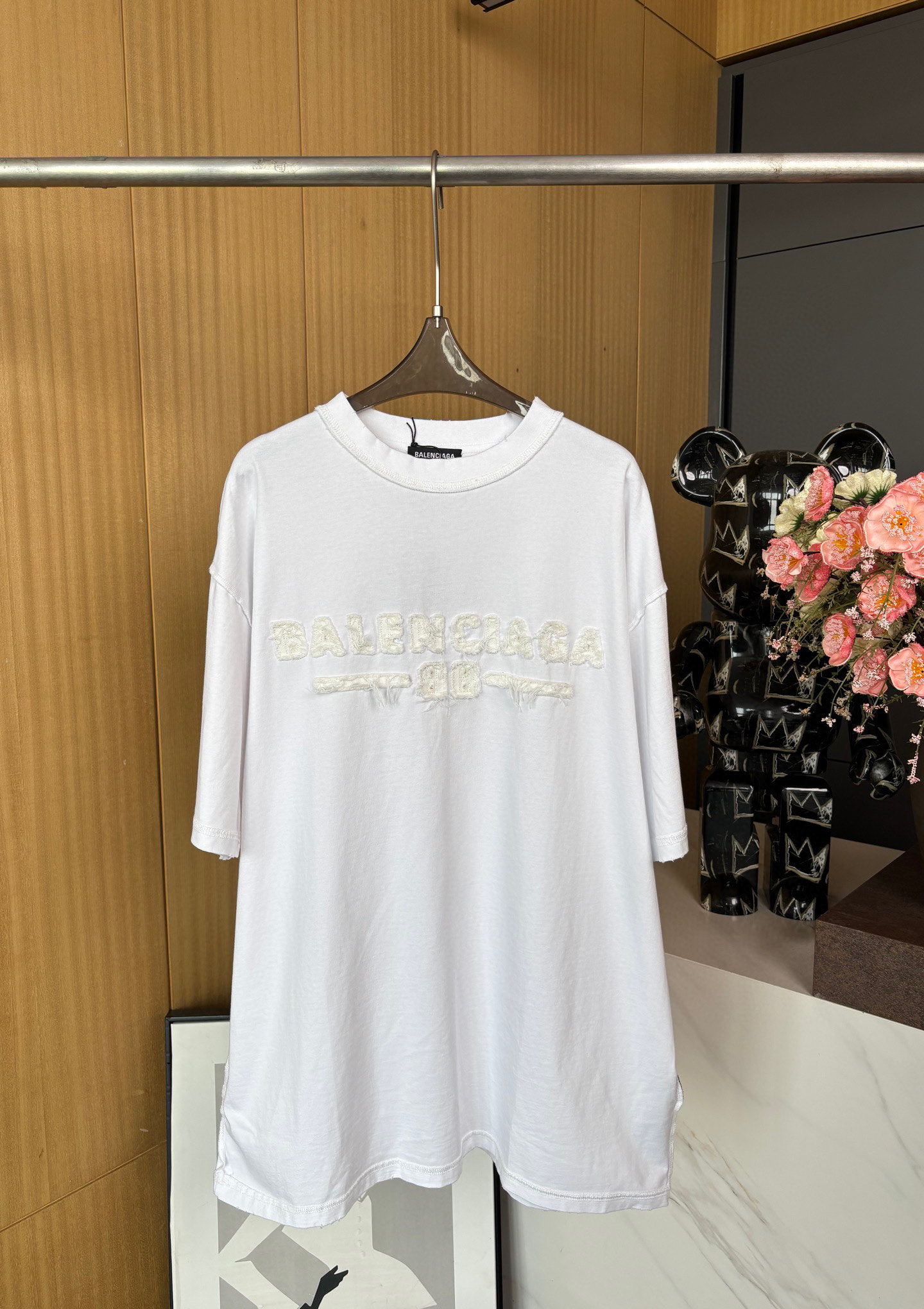 NO:333401,Balenciaga*Balenciaga Spring and Summer New Simple Washed Short-Sleeve T-shirt, Simple Letters and Old Washing Technology, Make the simple model no longer simple, with a loose shoulder-length style, versatile and stylish. S-XL, balenciaga, balenciaga, T-shirt, tees, t-shirt, alexander wang19860909Balenciaga*巴黎世家春夏新款简约水洗短袖T恤,简约字母搭配做旧水洗工艺,让简单款不再简单,落肩宽松版型,百搭更有型. 码数S-XL,,balenciaga,balenciaga,T-shirt,tees，t-shirt,alexander wang,Women's clothing
