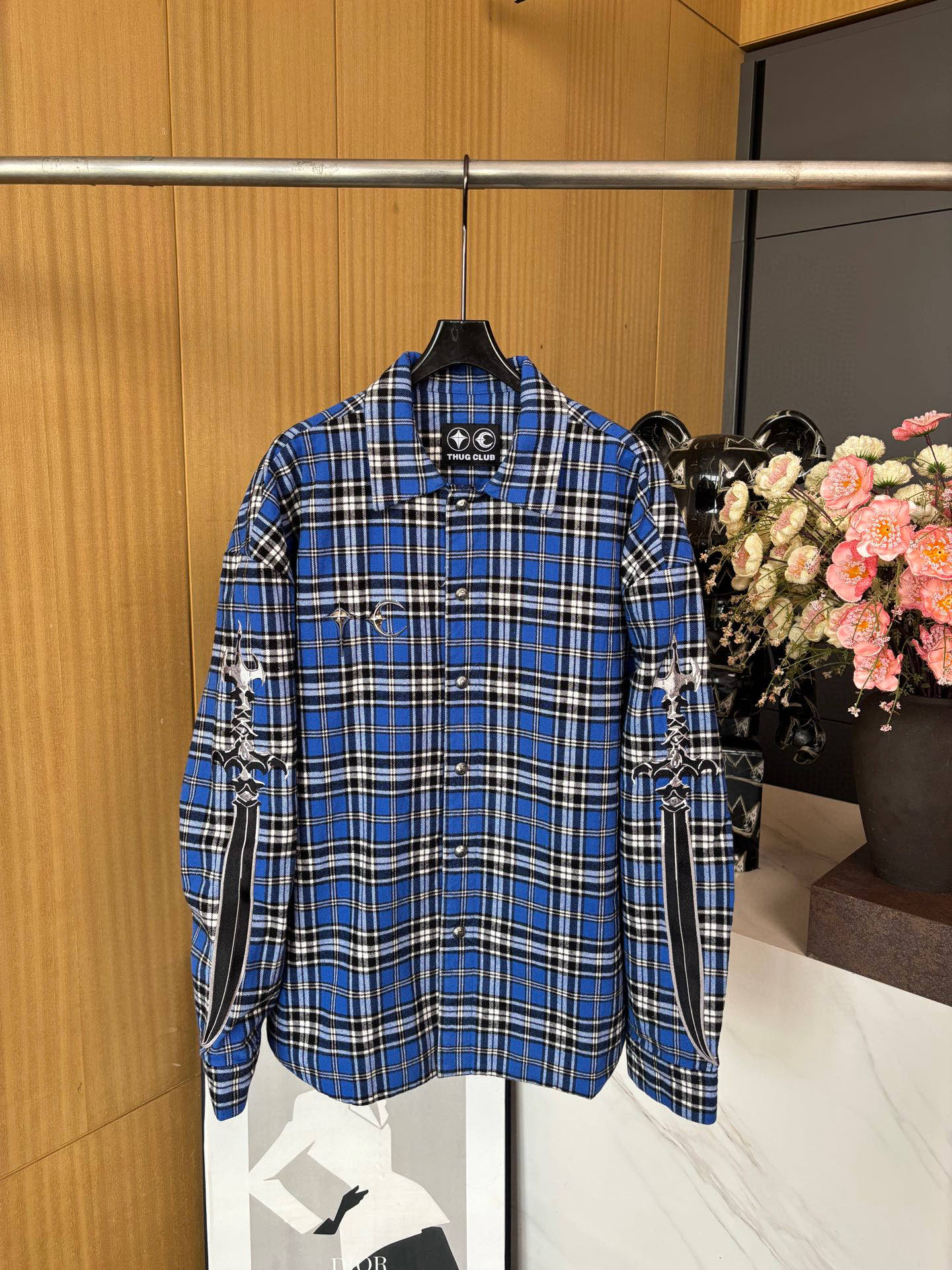 NO:327289,THUGCLUB* New spring and summer style, plaid lapel long-sleeved shirt, three-dimensional metal chapter embellishment on the front chest, sleeves and back echo sword embroidery, old three-dimensional metal buttons and closure placket, loose style, same style for men and women. Size S M L XL,,alexander wang19860909THUGCLUB* 春夏新款,格纹翻领长袖衬衣、前胸立体金属章点缀、衣袖和后背呼应刀剑刺绣、做旧立体金属纽扣开合门襟、宽松版型、男女同款 码数S M L XL,,alexander wang,Women's clothing