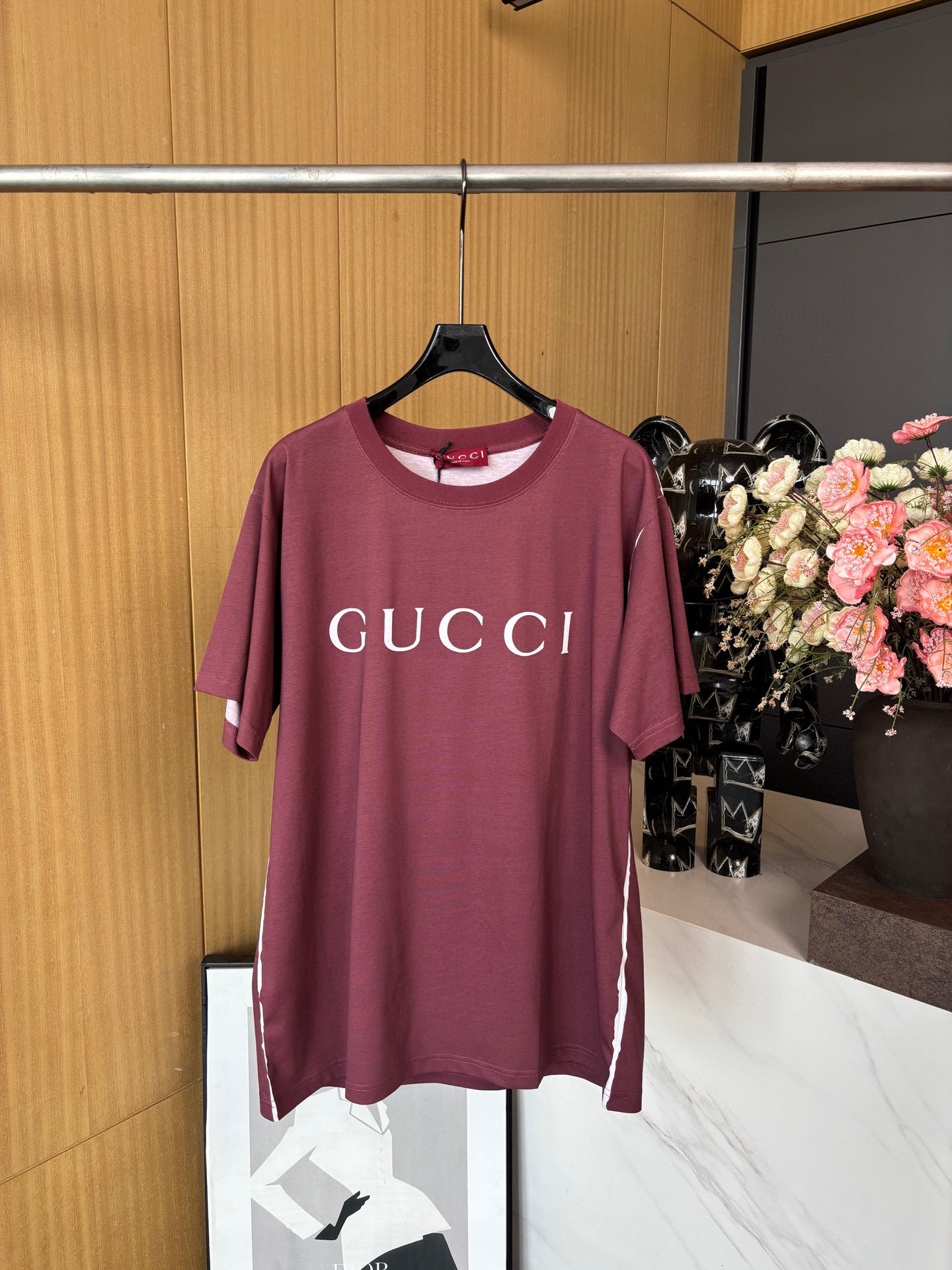 NO:327293,Gucci* new spring and summer style round neck printed short-sleeved T-shirt, pure cotton fabric breathable and comfortable, full texture, highlighting the brand style on the chest, side misaligned printing, single-living tone Loose style, same style for men and women S-XL, gucci, T-shirt, tees, t-shirt, alexander wang19860909Gucci*春夏新款 圆领印花短袖T恤,纯棉面料透气舒适 ,质感十足 ,胸前凸显品牌格调,侧边错位印花、独居调性 宽松版型、男女同款 码数S-XL,,gucci,T-shirt,tees，t-shirt,alexander wang,Women's clothing