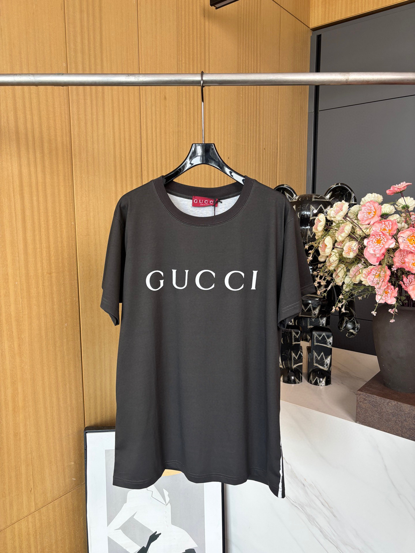 NO:327291,Gucci* Spring and summer new round neck printed short-sleeved T-shirt, pure cotton fabric breathable and comfortable, full texture, highlighting the brand style on the chest, side misaligned printing, single-home tone, loose style S-XL, gucci, T-shirt, tees, t-shirt, alexander wang19860909Gucci* 春夏新款 圆领印花短袖T恤,纯棉面料透气舒适 ,质感十足 ,胸前凸显品牌格调,侧边错位印花、独居调性,宽松版型 码数S-XL,,gucci,T-shirt,tees，t-shirt,alexander wang,Women's clothing