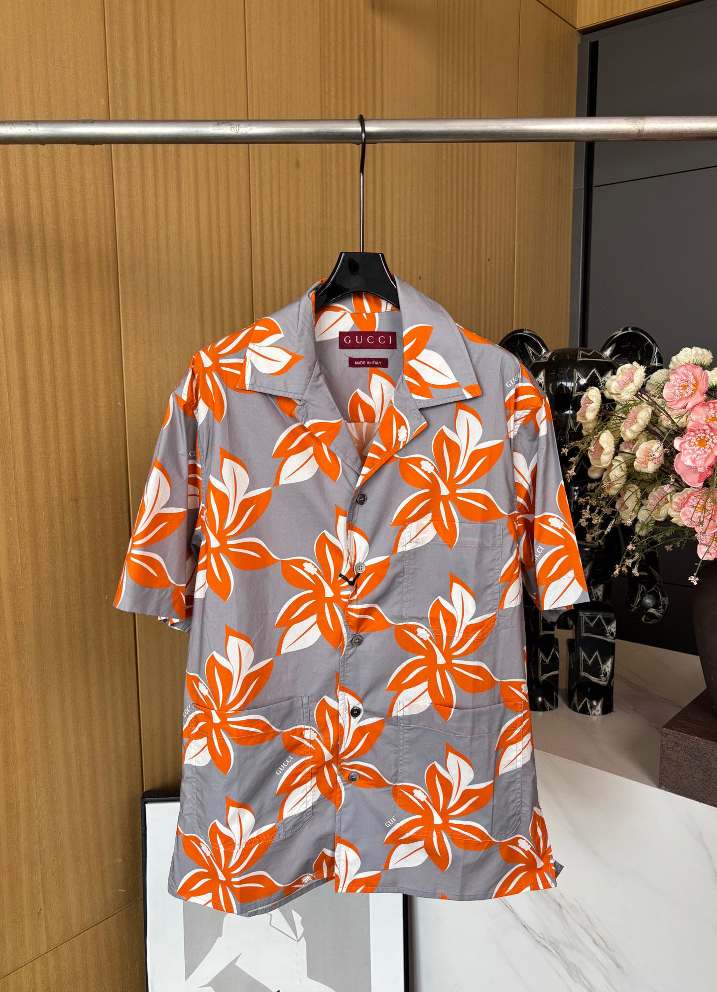 NO:327272,Gucci new spring and summer style, knitted lapel short-sleeved shirt, island vacation floral print, knitted cotton fabric, front chest patch pocket, classic style cut. S M L XL,,gucci,gucci,T-shirt,alexander wang19860909Gucci 古驰春夏新款,针织翻领短袖衬衣,海岛度假花卉印花,针织棉布面料,前胸贴布口袋,经典版型剪裁. 男女同款 码数S M L XL,,gucci,gucci,T-shirt,alexander wang,Women's clothing