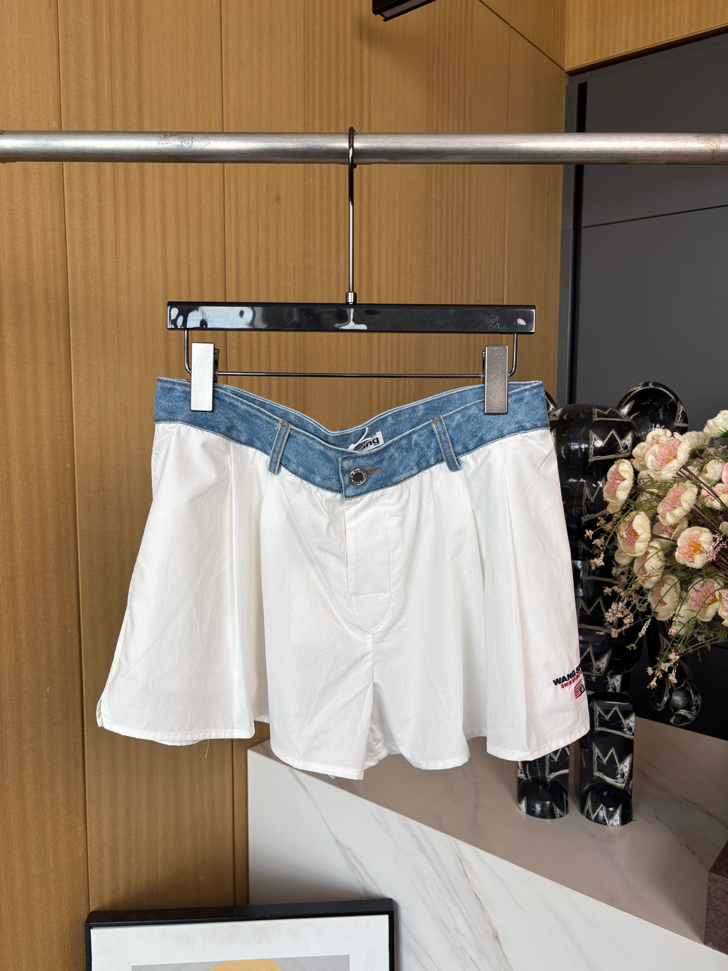 NO:327278,Alexander wan*, high-waist spliced ​​denim shorts, all-cotton material is soft and comfortable, high-waist buckle shorts, waist denim aging feeling highlights the retro atmosphere, downward splicing solid color cotton, leg letter embroidered logo, one of the essentials for casual and versatile. SML, alexander wang, shorts, alexander wang19860909Alexander wan*亚历山大王,高腰拼接牛仔短裤、全棉材质柔软舒适 ,高腰系扣短裤版型,腰间牛仔做旧感凸显复古气息,向下拼接纯色棉料,腿侧字母刺绣徽标,休闲百搭必备之一. 码数SML,,alexander wang,shorts,alexander wang,Women's clothing