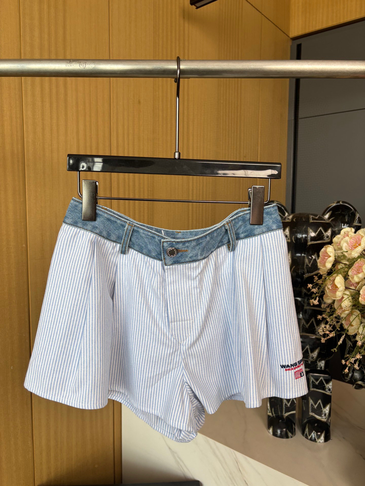 NO:327280,Alexander wan*, high-waist spliced ​​denim shorts, all-cotton material is soft and comfortable, high-waist buckle shorts, waist denim aging feeling highlights the retro atmosphere, downward splicing solid color cotton, leg letter embroidered logo, one of the essentials for casual and versatile. SML, alexander wang, shorts, alexander wang19860909Alexander wan*亚历山大王,高腰拼接牛仔短裤、全棉材质柔软舒适 ,高腰系扣短裤版型,腰间牛仔做旧感凸显复古气息,向下拼接纯色棉料,腿侧字母刺绣徽标,休闲百搭必备之一. 码数SML,,alexander wang,shorts,alexander wang,Women's clothing