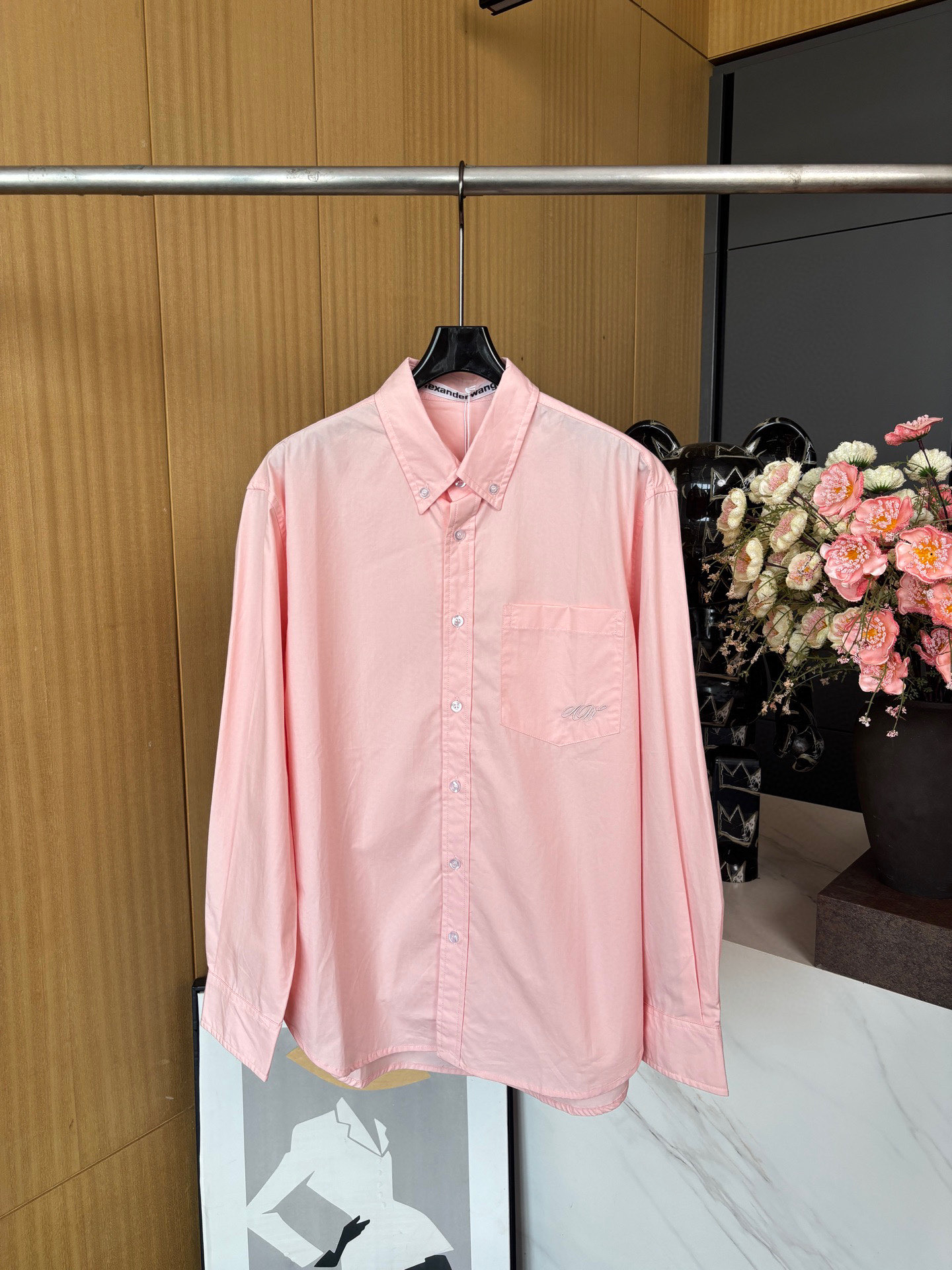 NO:327275,Alexander wan*, women's thin shirt, cotton material, comfortable and delicate texture, lapel loose shirt cut, chest pocket with letter embroidery logo decoration, loose style easy to control. SML, alexander wang,shirts, alexander wang19860909Alexander wan*亚历山大王,女士薄款衬衫,全棉材质 ,质感舒适细腻 ,翻领宽松衬衣剪裁 ,胸前口袋搭配字母刺绣徽标装饰,宽松版型轻松驾驭. 码数SML,,alexander wang,shirts,alexander wang,Women's clothing