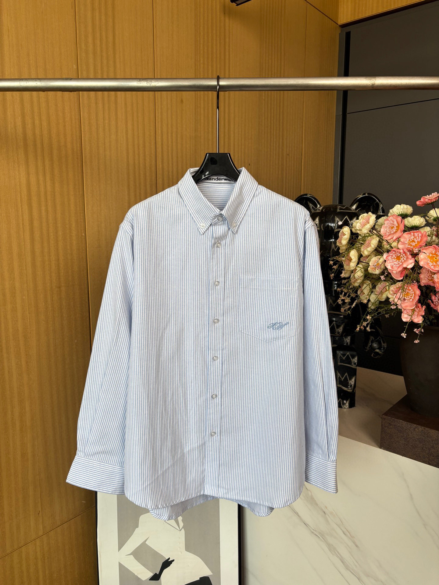 NO:327274,Alexander wan*, women's thin shirt, cotton material, comfortable and delicate texture, lapel loose shirt cut, chest pocket with letter embroidery logo decoration, loose style easy to control. SML, alexander wang,shirts, alexander wang19860909Alexander wan*亚历山大王,女士薄款衬衫,全棉材质 ,质感舒适细腻 ,翻领宽松衬衣剪裁 ,胸前口袋搭配字母刺绣徽标装饰,宽松版型轻松驾驭. 码数SML,,alexander wang,shirts,alexander wang,Women's clothing