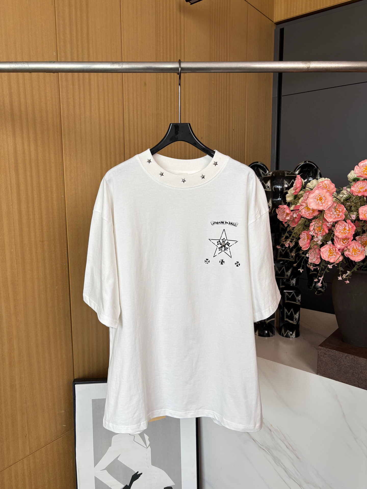 NO:327284,Chrome Hearts* Croxin Spring and summer new mottled Sanskrit star print short-sleeved and high-weight fabric. It has delicate and soft touch, breathable texture, and customized hardware with left chest and neckline. The style is loose and versatile. The same style for men and women. SML, chrome hearts, chrome hearts, T-shirt, alexander wang19860909Chrome Hearts*克罗心 春夏新款斑驳梵文星星印花短袖、高克重面料 触感细腻柔软,质地透气,左胸和领口都是定制五金.版型宽松上身百搭. 男女同款 码数SML,,chrome hearts,chrome hearts,T-shirt,alexander wang,Women's clothing