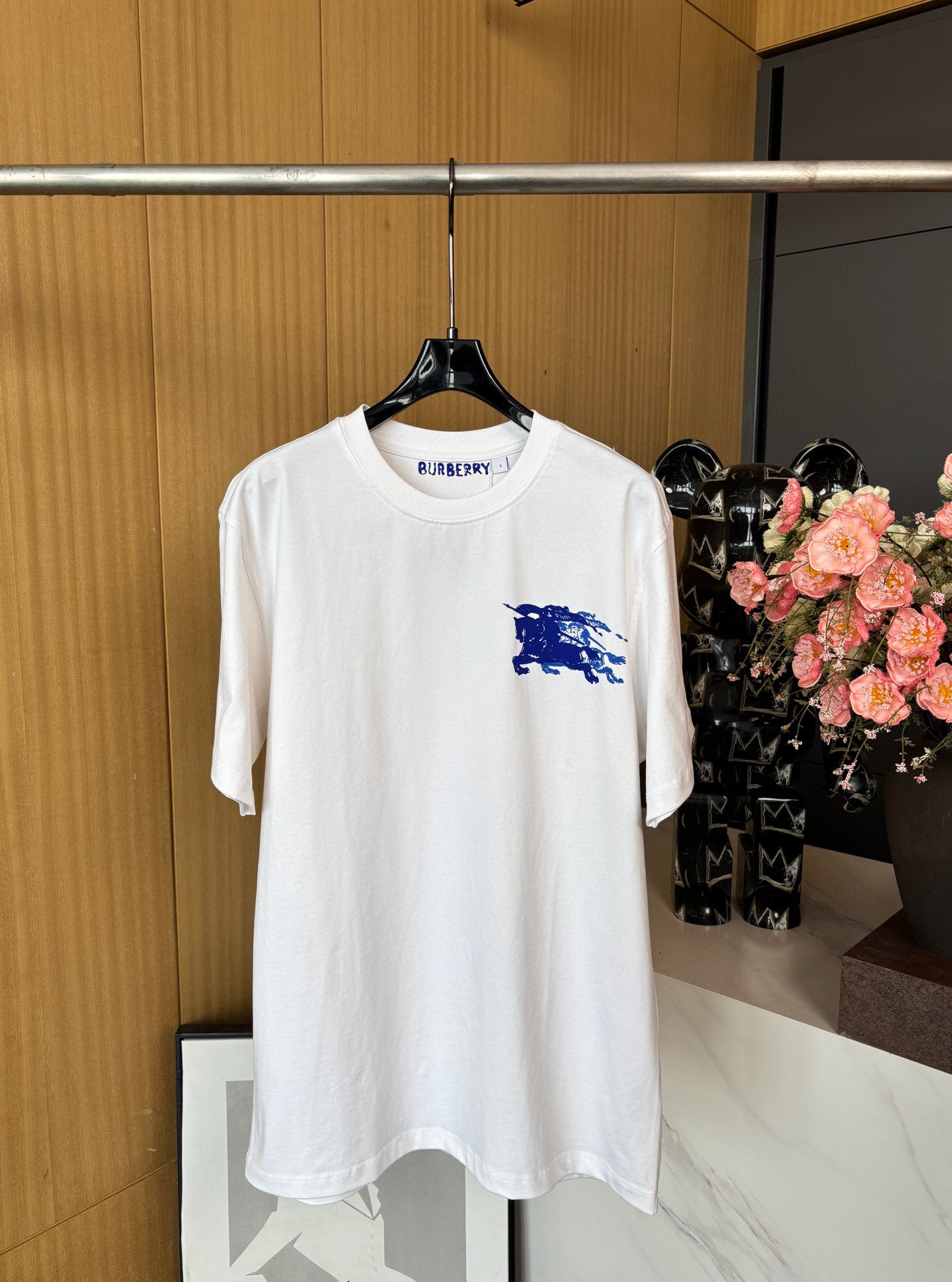 NO:327269,Burberry*Burberry New Spring and Summer Ghost Warrior Foam Print Short Sleeve Left Chest Silk Screen Print Equestrian Knight Logo (EKD, Creation Ink and Wash Seal Comfortable and Breathable, Loose Styling, Versatile Body Style, Same Model for Men and Women, Size M-XXL, Burberry, T-shirt, Alexander Wang19860909Burberry*博柏利 春夏新款 重影战士发泡印花短袖 左胸丝网印花马术骑士徽标（EKD、缔造水墨印章 舒适透气,版型宽松,上身百搭 男女同款 码数M-XXL,,burberry,T-shirt,alexander wang,Women's clothing