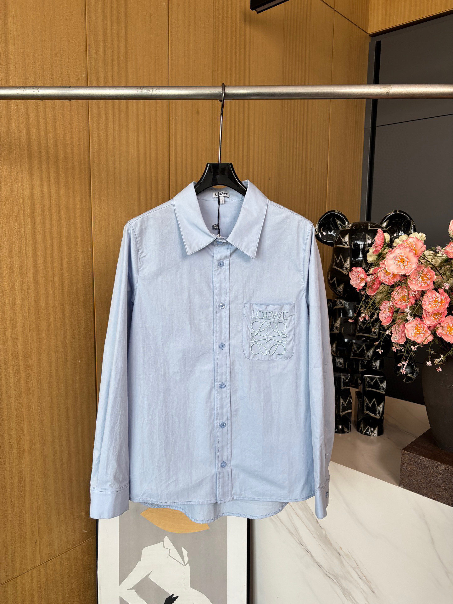 NO:327279,Loewe Spring and summer new style solid color pocket shirt, a simple white, pure as before, elegant and self-expressing, clever embellishment on the chest Loewe embroidered pocket decoration moderate style ~ same style for men and women SML,,loewe,shirts,alexander wang19860909Loewe 春夏新款 纯色口袋衬衫,一抹简约白 纯净如初 优雅自现 胸前巧妙点缀 Loewe绣花口袋装饰 版型适中～男女同款 码数SML,,loewe,shirts,alexander wang,Women's clothing