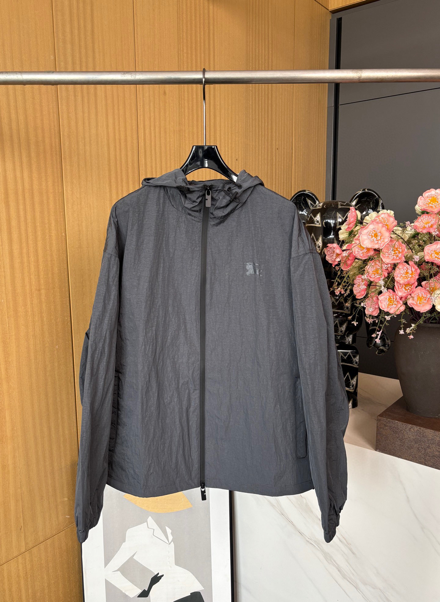 NO:327276,Burberry*Burberry New spring and summer hooded long-sleeved windproof jacket, dark gray woven fabric, front chest brand war horse pattern print, round back echo large logo pattern, cuff elastic band hem drawstring details, waterproof zipper opening and closing placket, hat, hem elastic band details, classic tailoring style, same model, S M L XL,,burberry, jackets & coats,hats,alexander wang19860909Burberry*博柏利 春夏新款 连帽长袖防风外套,深灰色梭织面料 前胸品牌战马图案印花 后背圆形呼应大logo图案 袖口松紧带下摆抽绳细节 防水拉链开合门襟 帽子 下摆松紧带细节 经典剪裁版型 男女同款 码数S M L XL,,burberry,jackets & coats,hats,alexander wang,Women's clothing