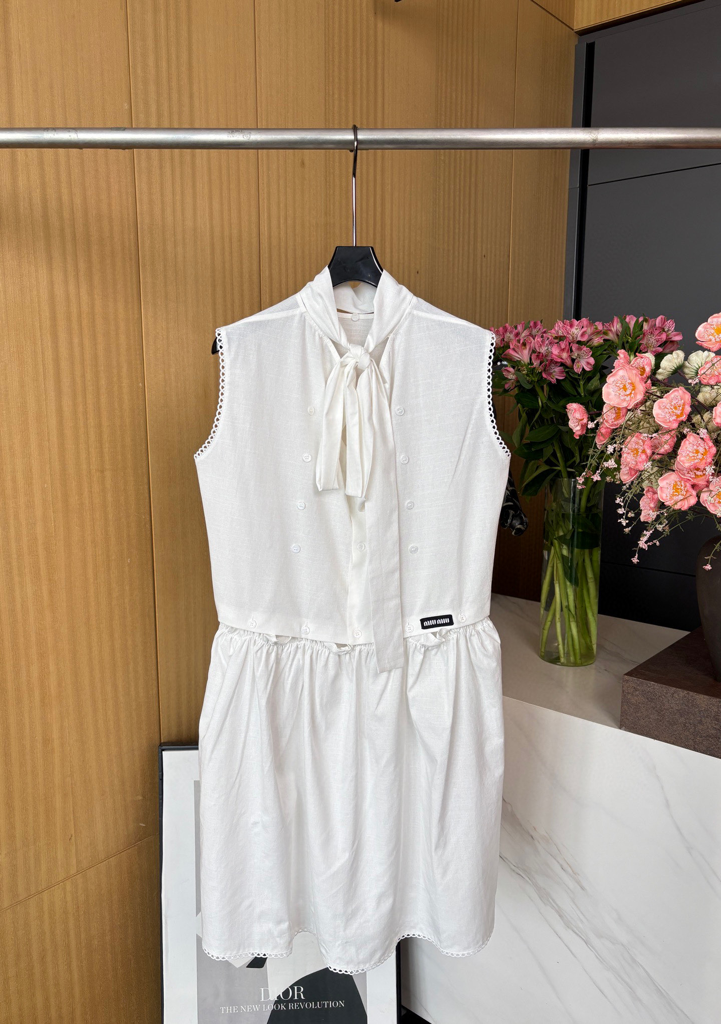 NO:327778,Miumiu* new spring and summer French fairy vest skirt, cotton material, draped texture, stylish upper body, removable two-piece vest skirt design, waist fixed with buttons, neckline streamers also fixed with buttons, matching letter logo on the hem of the clothes, dress cuffs and skirts are all hollowed-out lace design, playful and age-reducing style, moderate style, upper body slimming and white, SML, miumiu, skirts, alexander wang19860909Miumiu*春夏新款 法式仙女背心裙 全棉材质 质感垂顺 上身有型 上下身可拆卸两件套背心裙设计 腰间以钮扣固定 领口飘带同样以钮扣固定 配合衣服下摆字母徽标 连衣裙袖口裙摆均作镂空花边设计 俏皮又减龄风格 版型适中 上身显瘦显白 码数SML,,miumiu,skirts,alexander wang,Women's clothing