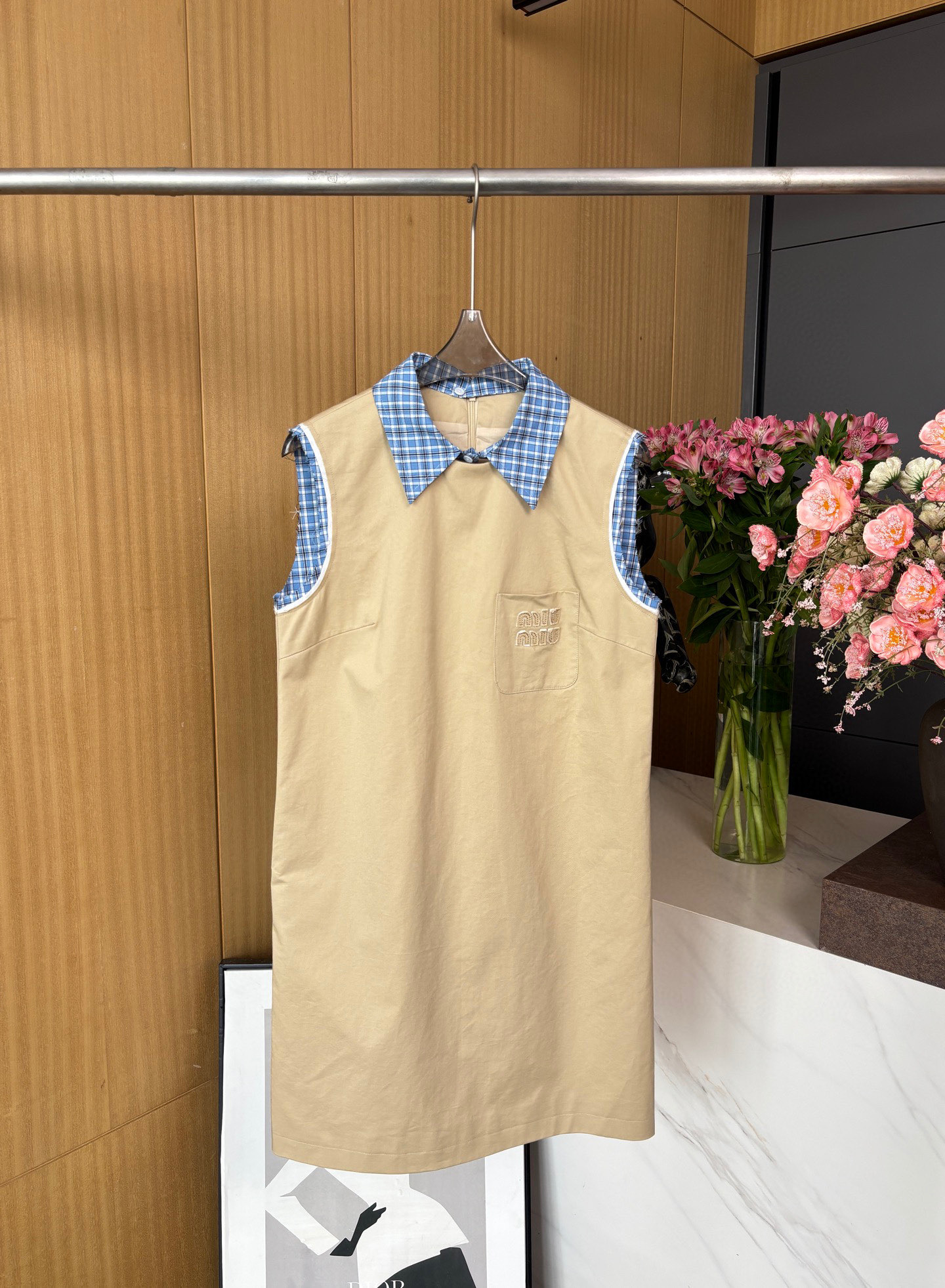 NO:327782,Miumiu* new spring and summer style retro literary khaki sleeveless dress, sky blue plaid lapel removable fake two-piece splicing design, small A cut style is versatile and not picky, patch embroidered letter logo. SML, miumiu, skirts, alexander wang19860909Miumiu*春夏新款 复古文艺风卡其色无袖连衣裙,天蓝色格纹翻领可拆卸 假两件拼接设计 小A剪裁版型百搭不挑人 贴布刺绣字母logo. 码数SML,,miumiu,skirts,alexander wang,Women's clothing