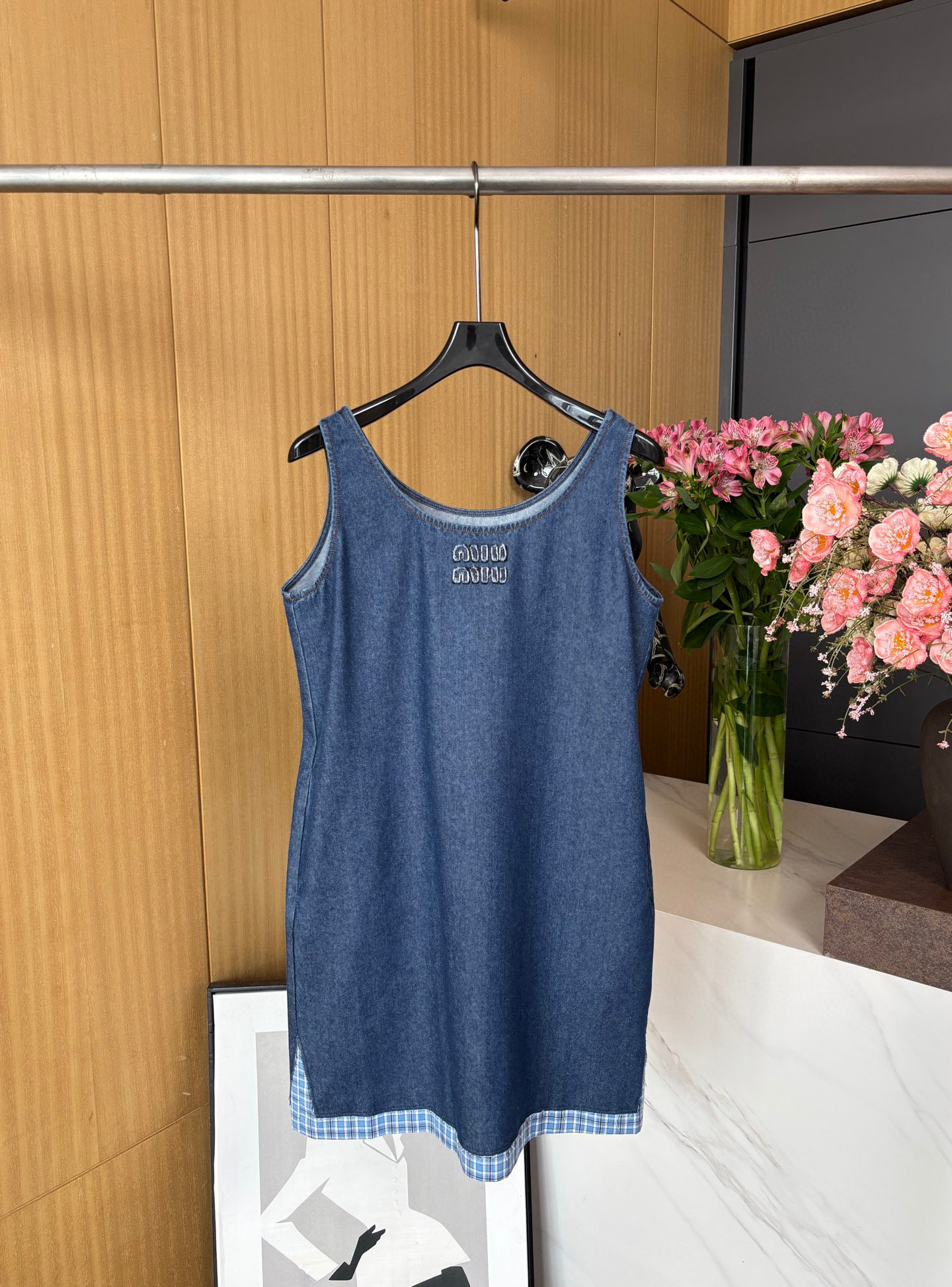 NO:327784,Miu*miu Spring and Summer New Denim Spliced ​​Vest Skirt Washed Denim Texture High-level Three-dimensional and Stylish Integrated Pullover Vest Skirt Cut Hem Striped, Loose Style Daily and Versatile SML, Miumiu, Skirts, Alexander Wang19860909Miu*miu春夏新款 牛仔拼接背心裙 水洗牛仔质感高级 立体有型 一体式套头背心裙剪裁 下摆格子拼接、 宽松版型 日常百搭 码数SML,,miumiu,skirts,alexander wang,Women's clothing