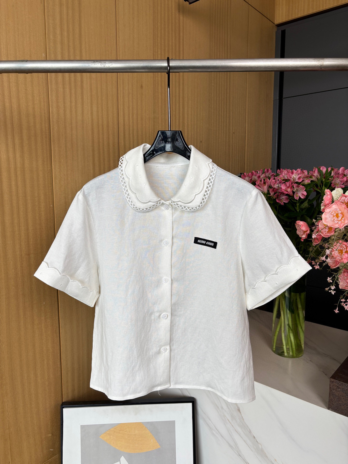 NO:327780,Miumiu* Miumiu's new spring and summer style, lace collar shirt, short-sleeved top, lace embroidered doll collar, double-layer embroidered curved lapel, moderate style, slimming on the upper body, one of the essentials for daily versatile travel!  SML, miumiu,shirts,T-shirts,alexander wang19860909Miumiu*缪缪家春夏新款 花边领衬衫短袖上衣 蕾丝绣花娃娃领 双层刺绣的弧形小翻领 版型适中 上身显瘦 日常百搭出行必备款之一！ 码数SML,,miumiu,shirts,T-shirt,alexander wang,Women's clothing