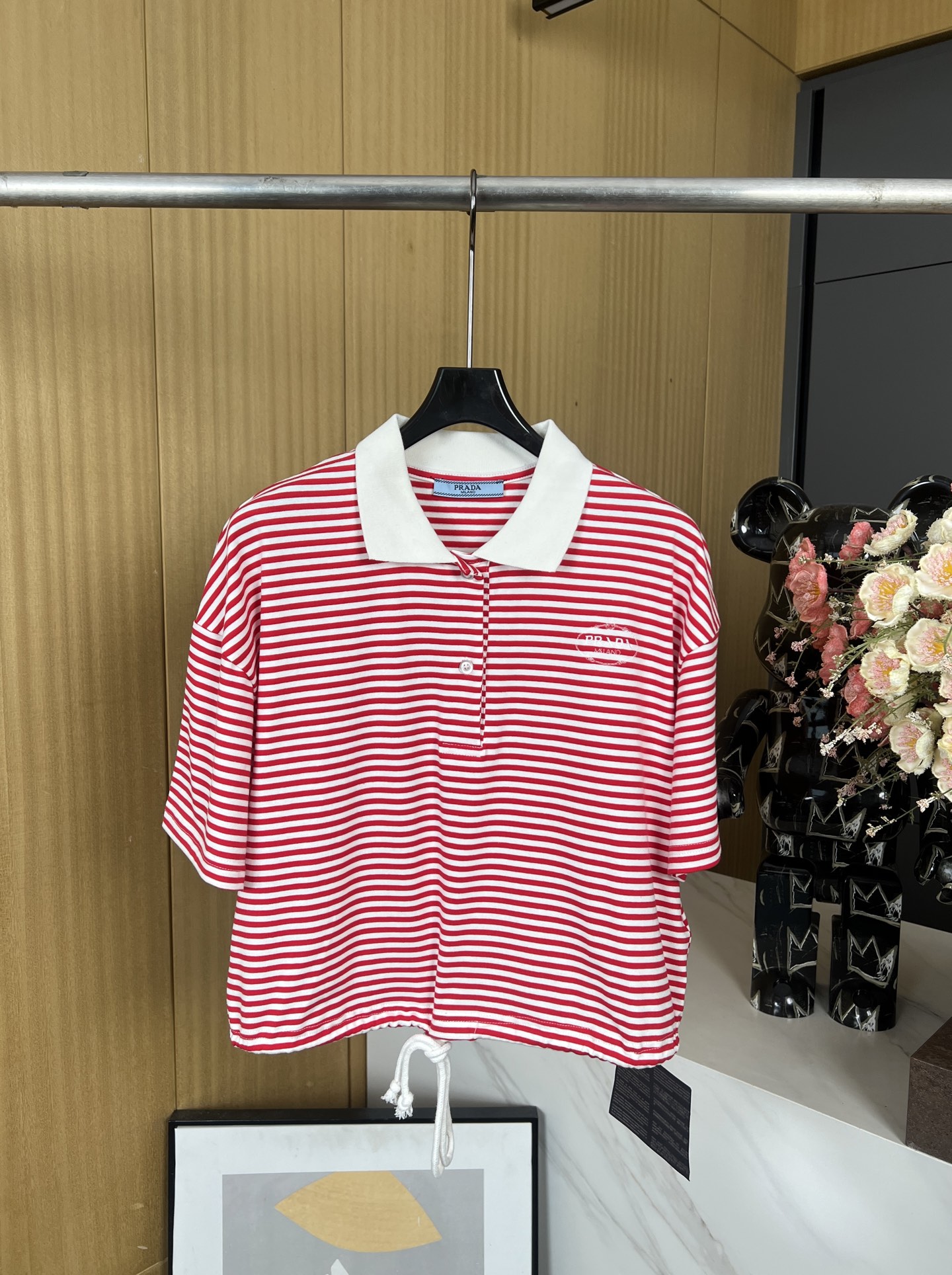 NO:327788,Prada Spring and Summer New Style Classic Striped Lapel T-shirt, Chest decorated with letter logo pattern, drawstring design on the hem, casual style SML, prada,tees, t-shirt,alexander wang19860909Prada 春夏新款 经典条纹翻领T恤、胸前饰以字母徽标图案装饰、下摆有抽绳设计、休闲版型 码数SML,,prada,tees，t-shirt,alexander wang,Women's clothing
