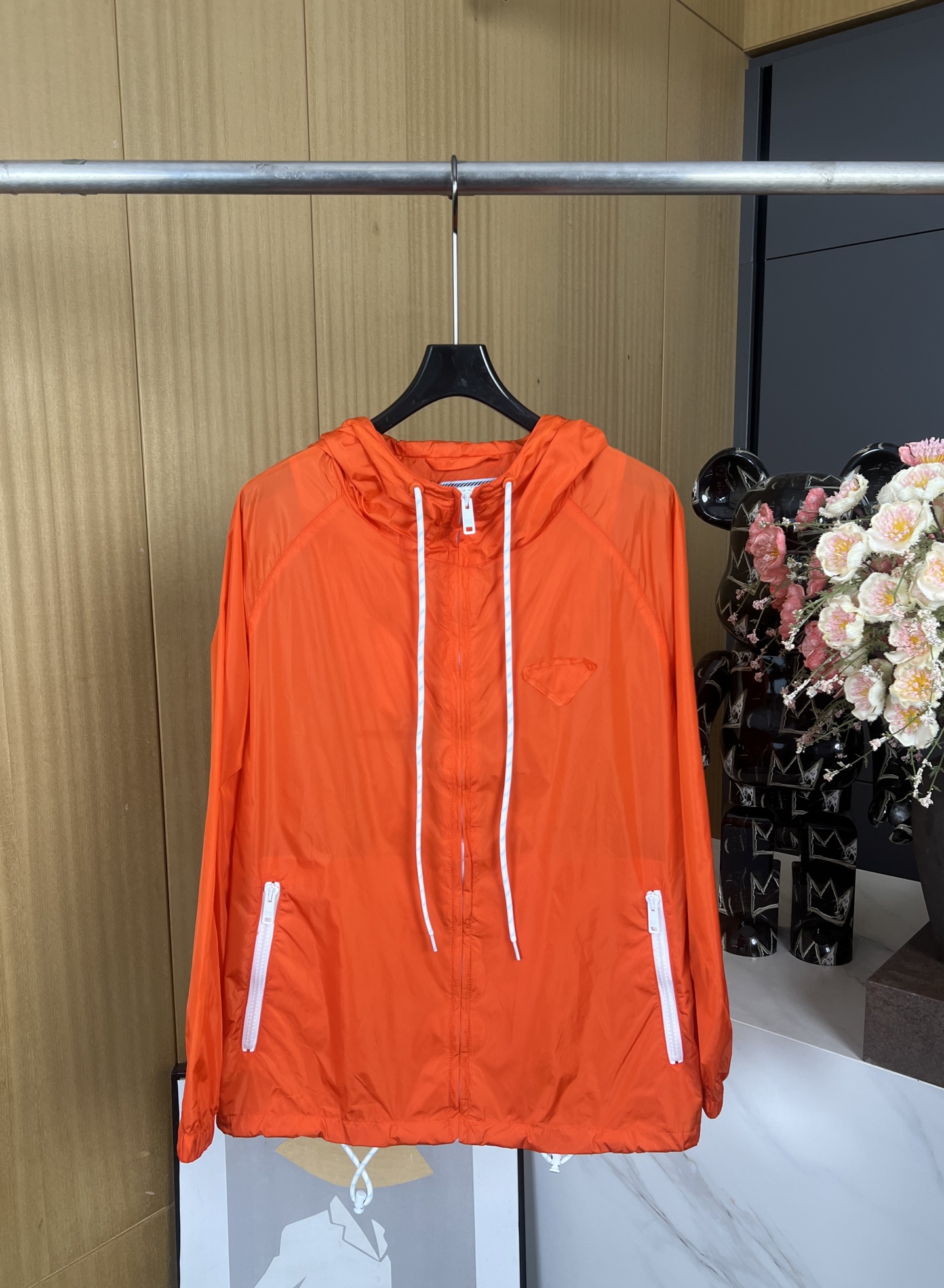 NO:327790,Prada early spring new style solid color hooded sun protection jacket zipper design classic logo on chest. Top slim and temperament, drawstring hooded, loose fit SML, prada, jackets & coats,hats,alexander wang19860909Prada 早春新款 纯色连帽防晒外套 拉链设计 胸前有三角标经典标识 上衣显瘦有气质、抽绳连帽、宽松版型 码数SML,,prada,jackets & coats,hats,alexander wang,Women's clothing