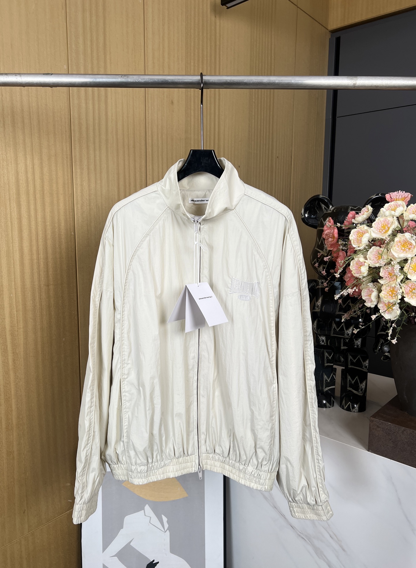 NO:327775,Alexander Wang New Spring and Summer Ivory White Sports Retro Style Jacket, Zipper-Close Design at the Front, Embroidered Letters on the Boobs, Elastic Waist on the Hem, Loose Style, Same Model for Men and Women. Size SML,,alexander wang, Jackets & Coats,alexander wang19860909Alexander Wang 大王 春夏新款 象牙白运动复古风夹克、前部拉链开合设计、胸前有刺绣字母、下摆有松紧腰、宽松版型、男女同款 码数SML,,alexander wang,jackets & coats,alexander wang,Women's clothing