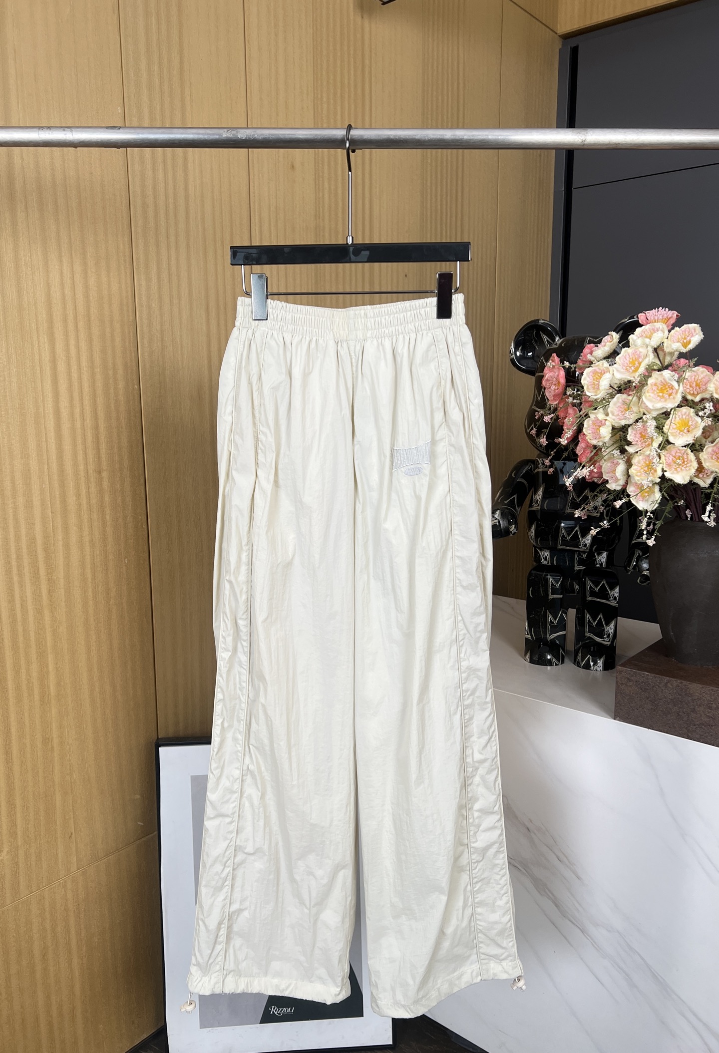 NO:327773,Alexander Wang New spring and summer ivory white sports casual pants, embroidered letters on the chest, elastic waist, loose fit SML, alexander wang, alexander wang19860909Alexander Wang 大王 春夏新款 象牙白运动休闲裤、胸前有刺绣字母、有松紧腰、宽松版型 码数SML,,alexander wang,alexander wang,Women's clothing