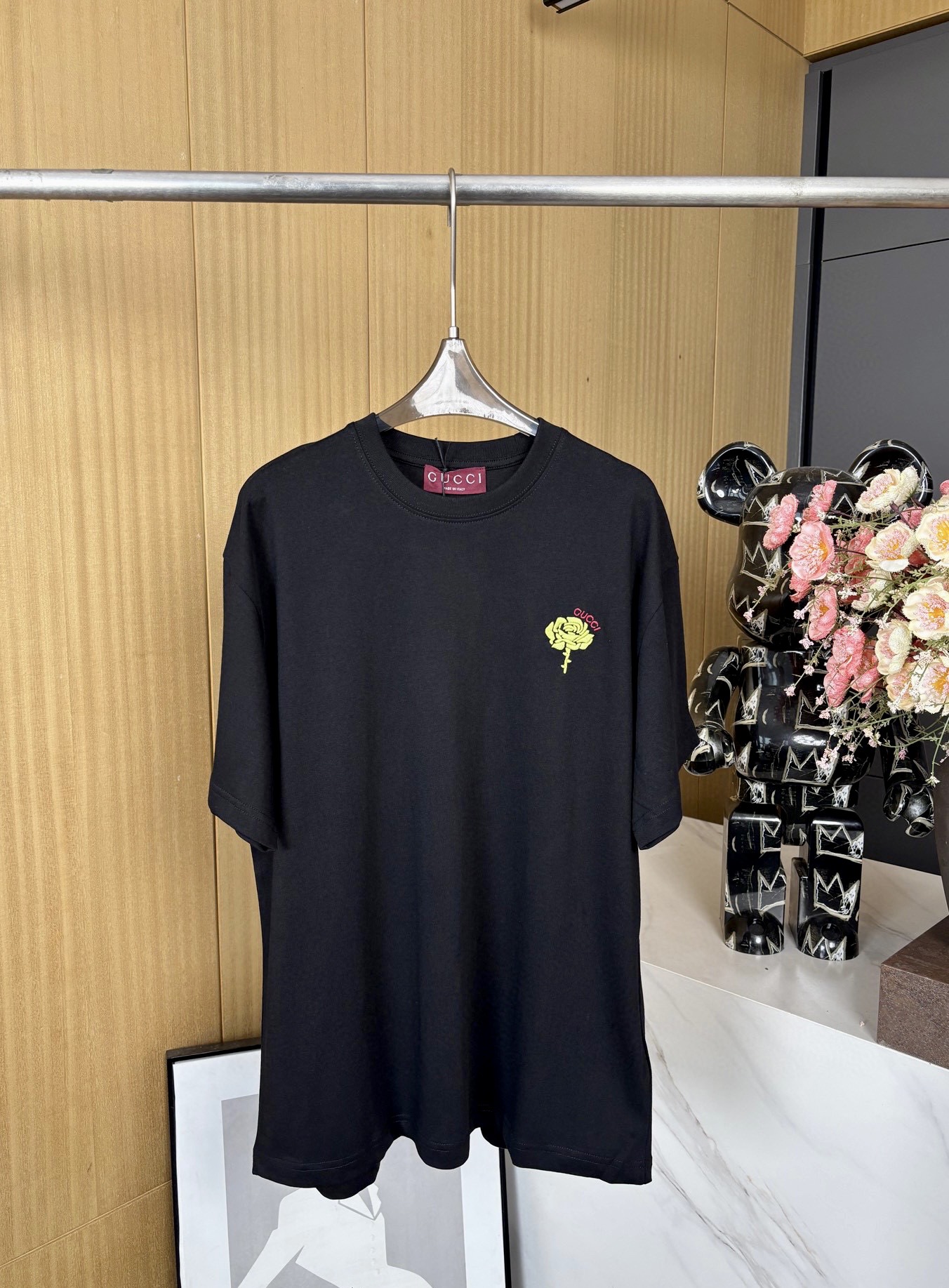NO:335283,Gucci Spring and summer new style, round neck cotton T-shirt, front breast brand letter logo embroidery, rose embellishment, straight-tube style, same style for men and women. S M L XL,,gucci,tees, t-shirt,alexander wang19860909Gucci 春夏新款 圆领棉布T恤、前胸品牌字母logo刺绣 玫瑰花朵点缀 直筒版型剪裁、男女同款 码数S M L XL,,gucci,tees，t-shirt,alexander wang,Women's clothing
