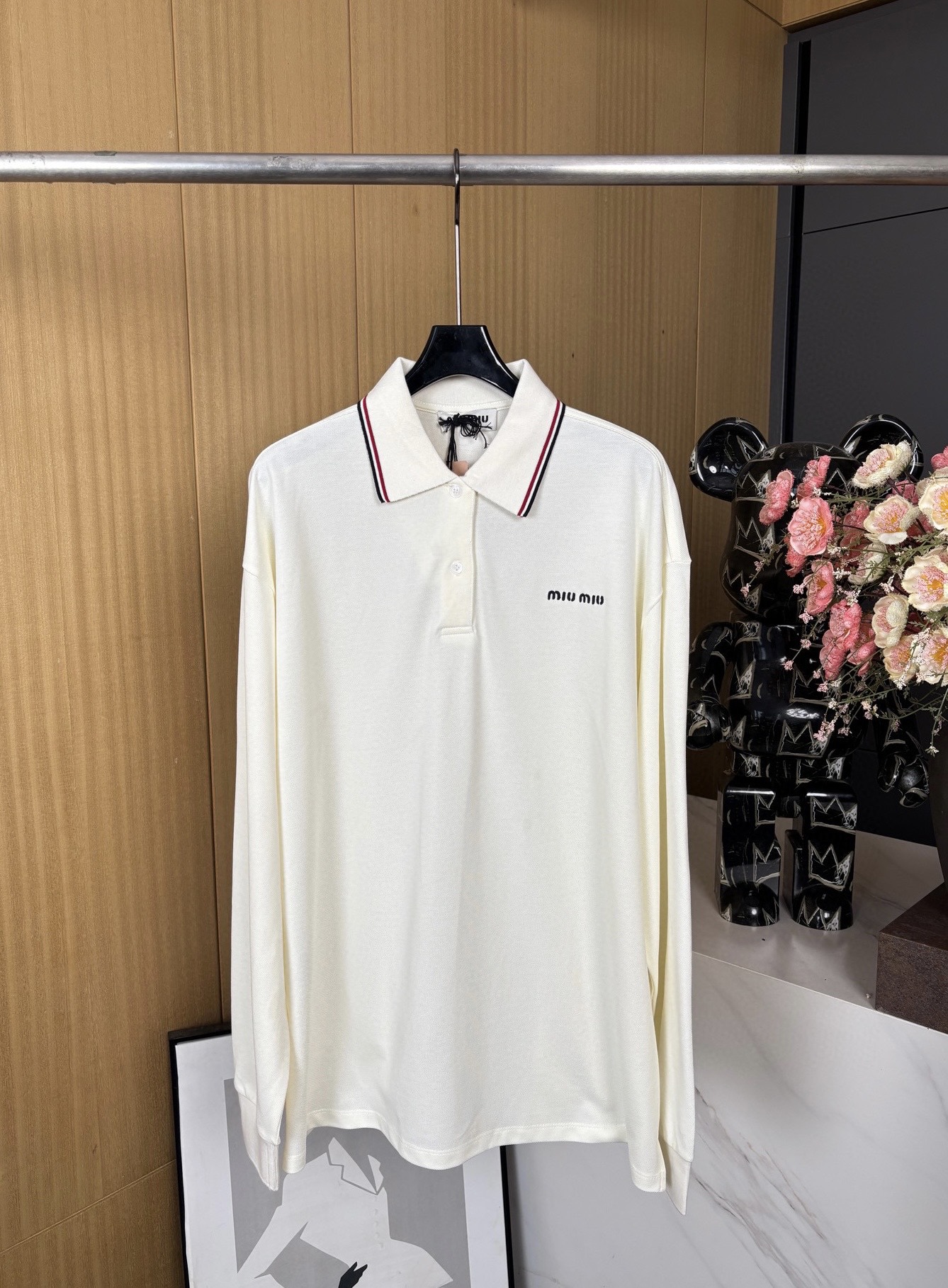 NO:327791,MiuMiu Spring and Summer New Embroidered Letter White Long Sleeve Polo Shirt, Customized Color Ribbed Collar, Overzise Loose Style, Same Model for Men and Women, Size XSSML, Miumiu, Alexander Wang19860909MiuMiu 春夏新款 刺绣字母白色长袖polo衫、定制配色罗纹领、overzise宽松版型,男女同款 码数XSSML,,miumiu,alexander wang,Women's clothing