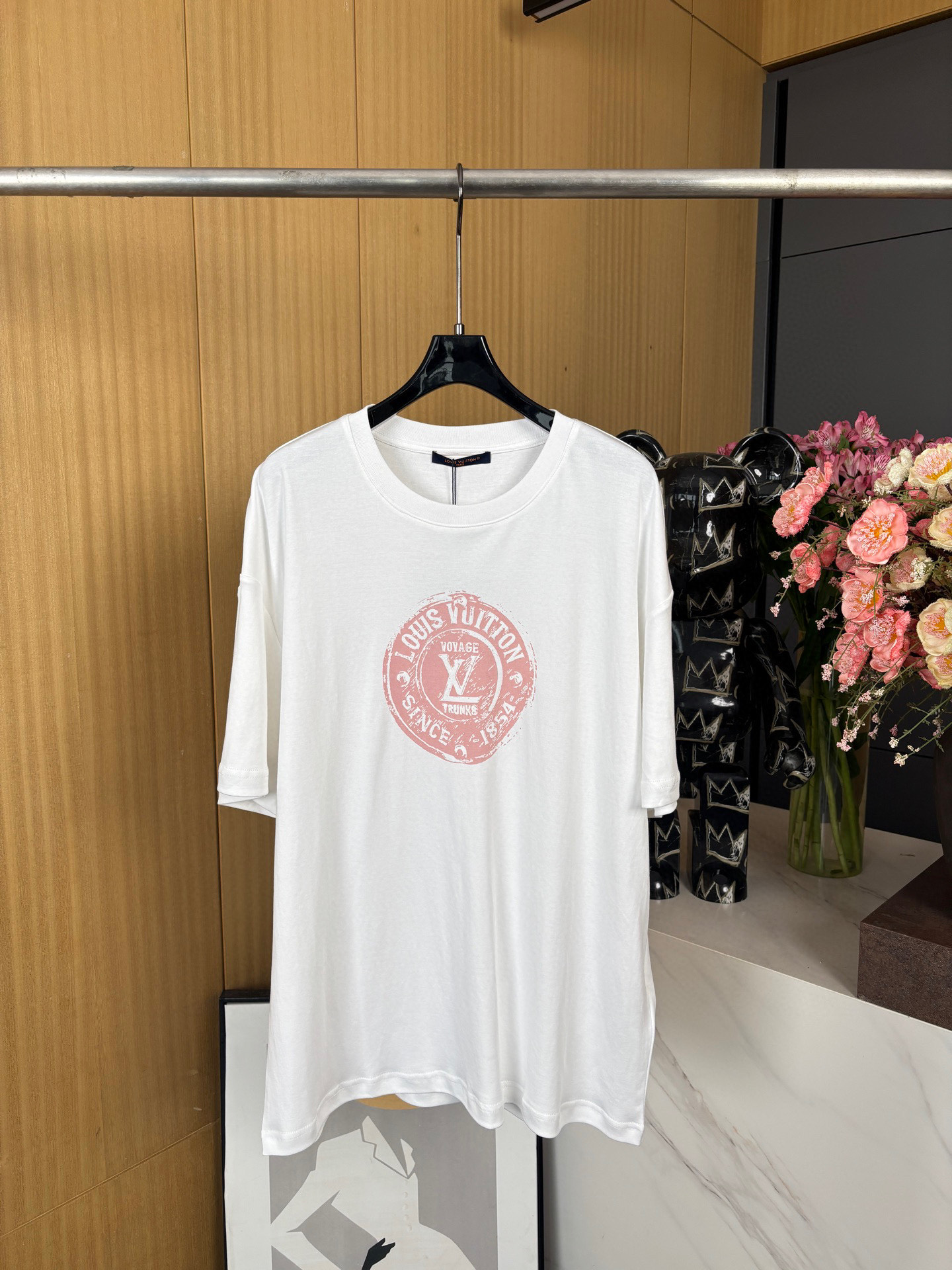 NO:335286,Louis Vuitto*n Louis Spring and Summer New Knitted Round Neck Cotton T-shirt Round-neck Printing on the front chest, brand letter pattern in the inner brand Straight style, casual style S M L XL,,louis vuitton,louis vuitton,tees,t-shirt,alexander wang19860909Louis Vuitto*n 路易 春夏新款 针织圆领棉布T恤 前胸圆形图案印花、内里品牌字母花纹 直筒版型、休闲款式 男女同款 码数S M L XL,,louis vuitton,louis vuitton,tees，t-shirt,alexander wang,Women's clothing