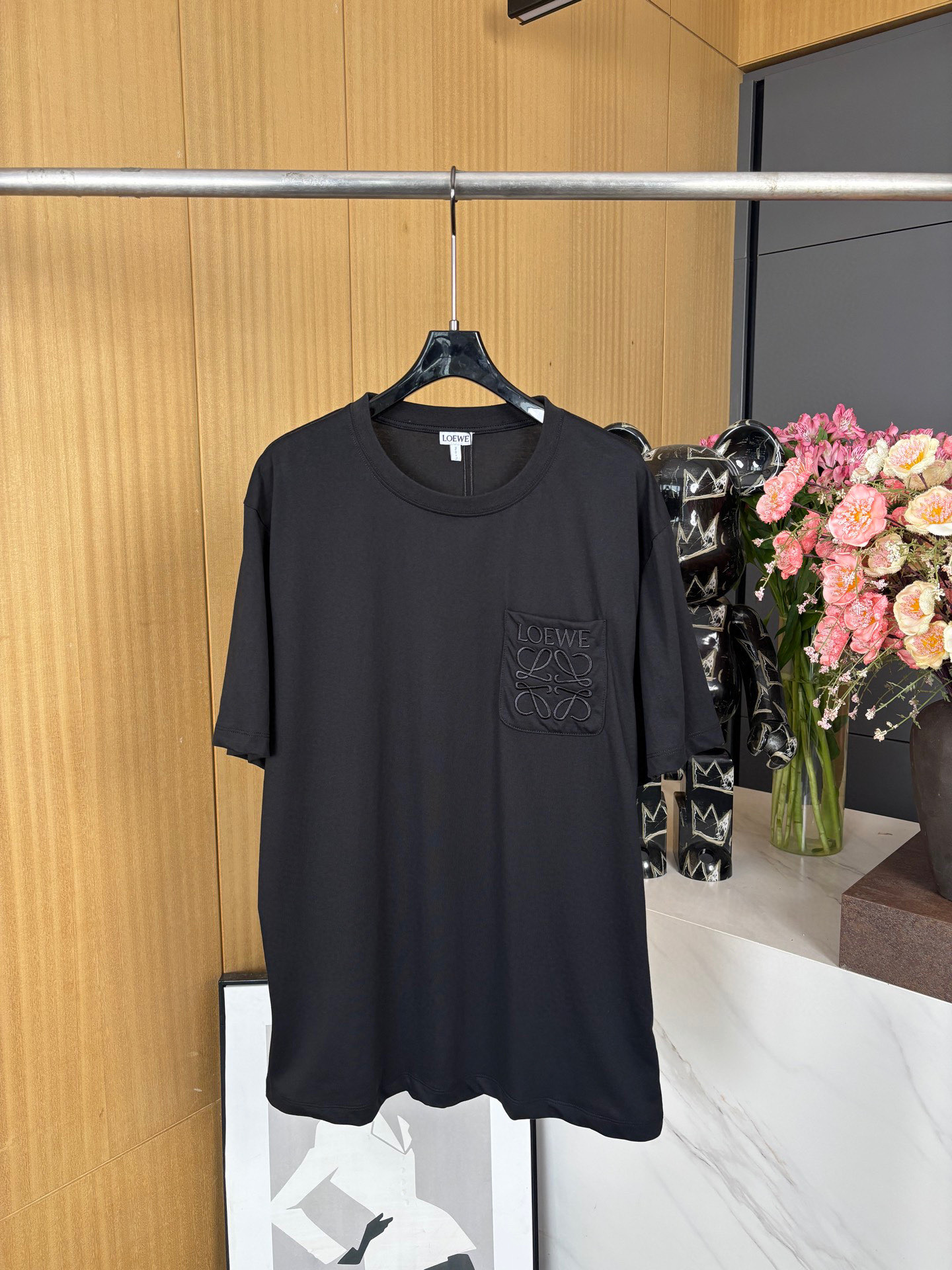 NO:335289,Loew*e spring and summer series jersey round neck T-shirt custom comfortable cotton fabric front chest single side patch pocket classic brand logo embroidery rib knit collar details loose fit men and women Size S M L XL,,loewe,tees, t-shirt,alexander wang19860909Loew*e 春夏系列 平纹针织圆领T恤 定制舒适棉质面料 前胸单侧贴布口袋 经典品牌logo刺绣 罗纹针织衣领细节 宽松版型 男女同款 码数S M L XL,,loewe,tees，t-shirt,alexander wang,Women's clothing