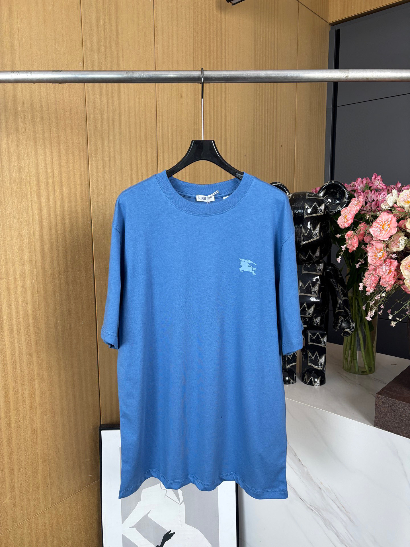 NO:335292,Burberry*Burberry New spring and summer style knitted round-neck cotton T-shirt, front chest brand war horse pattern printing, round back echo large logo pattern, three-dimensional effect, ribbed knitted collar, loose style, same style for men and women S M L XL,,burberry,tees, t-shirt,alexander wang19860909Burberry*博柏利 春夏新款 针织圆领棉布T恤、前胸品牌战马图案印花、后背圆形呼应大logo图案、立体效果、罗纹针织衣领、宽松版型 男女同款 码数S M L XL,,burberry,tees，t-shirt,alexander wang,Women's clothing