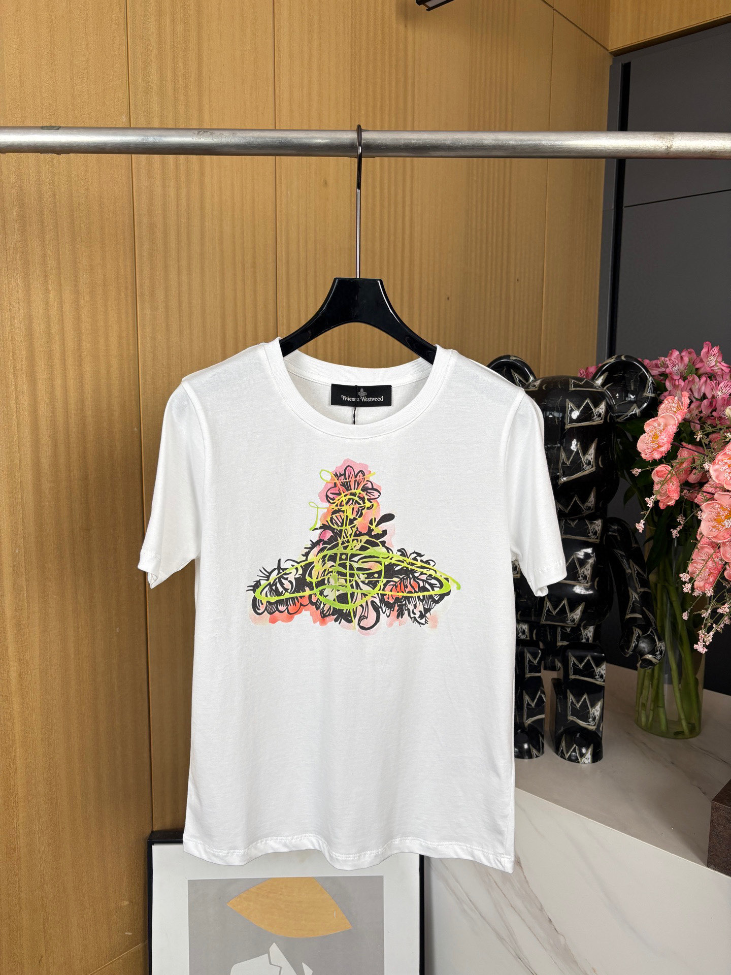 NO:331211,Vivienne Westwoo* Queen Mother of the West, Spring and Summer New Style Planet Printed Flower Short-Sleeve T-shirt, Hand-painted Graffiti on the chest, Saturn's eye-catching full mark, casual style SML, T-shirt,tees, t-shirt,alexander wang19860909Vivienne Westwoo* 西太后 春夏新款 星球印花花朵短袖T恤、胸前手绘涂鸦土星吸睛满分、休闲版型 码数SML,,T-shirt,tees，t-shirt,alexander wang,Women's clothing