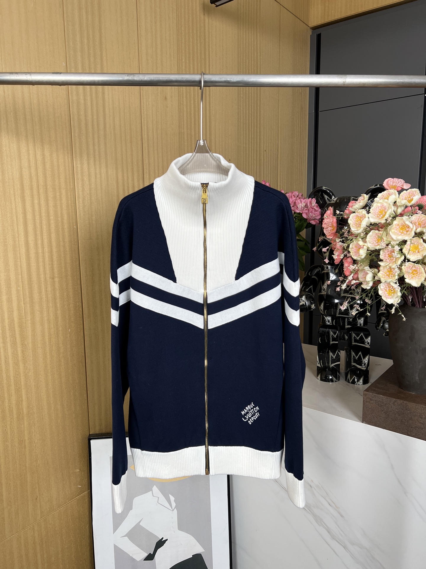 NO:335295,Louis Vuitton New spring and summer cotton knitted nautical trousers, this cotton knitted trousers draws inspiration from the nautical uniform, and uses webbing to build modern patterns on the upper and sleeves. The left hem is Marque L. Vuitton déposée embroidery, male and female style S M L XL,,louis vuitton,louis vuitton,jackets & coats,alexander wang19860909Louis Vuitton 路易 春夏新款 棉质针织航海束腰夹克、本款棉质针织束腰夹克向航海制服汲取灵感,以织带构筑上部和衣袖的摩登图案,左侧下摆 Marque L.Vuitton déposée 刺绣、男女同款 码数S M L XL,,louis vuitton,louis vuitton,jackets & coats,alexander wang,Women's clothing