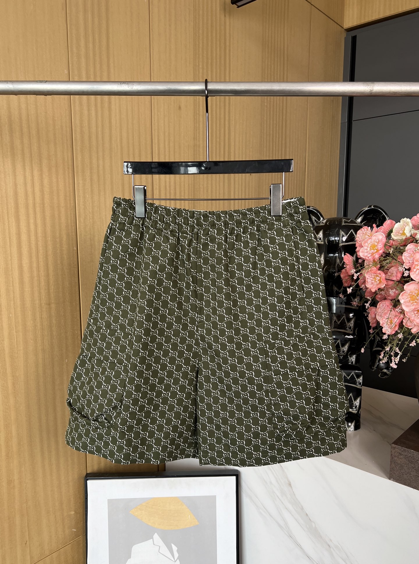 NO:433626,Men's Gucci Spring and Summer New Double G Jacquard Shorts Customized Classic Military Green Jacquard Full of Classic Double G Interlocking Logo Elastic elastic belt waist design Pants legs side flap pockets and rear patch pockets Micro-contoured trouser legs design, casual style S M L XL, gucci, shorts, alexander wang19860909男款Gucci 春夏新款 双G提花短裤 定制经典军绿色提花 满身经典双G互扣logo 松紧弹力带腰围设计 裤腿侧边翻盖口袋、后贴布口袋 微廓形裤脚设计、休闲版型 码数S M L XL,,gucci,shorts,alexander wang,Women's clothing