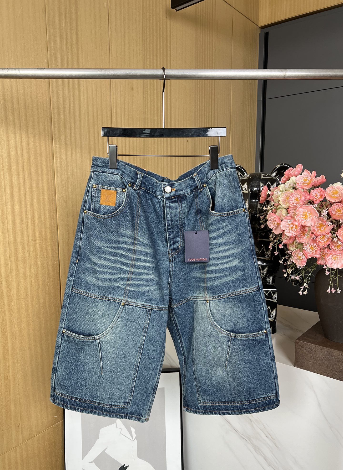 NO:439781,Louis Vuitton Spring and summer new style Over-knee washing denim cotton mid-trousers Customized retro washing denim fabric Lettering button details, small metal nail decoration on the pocket, brown leather card embellishment in the back pocket, modern style S M L XL,,louis vuitton,louis vuitton,alexander wang19860909LouisVuitton 路易 春夏新款 过膝洗水牛仔棉布中裤 定制复古洗水牛仔面料 刻字纽扣细节、袋口金属小钉子装饰、后袋棕色皮牌点缀、摩登风格 码数S M L XL,,louis vuitton,louis vuitton,alexander wang,Women's clothing