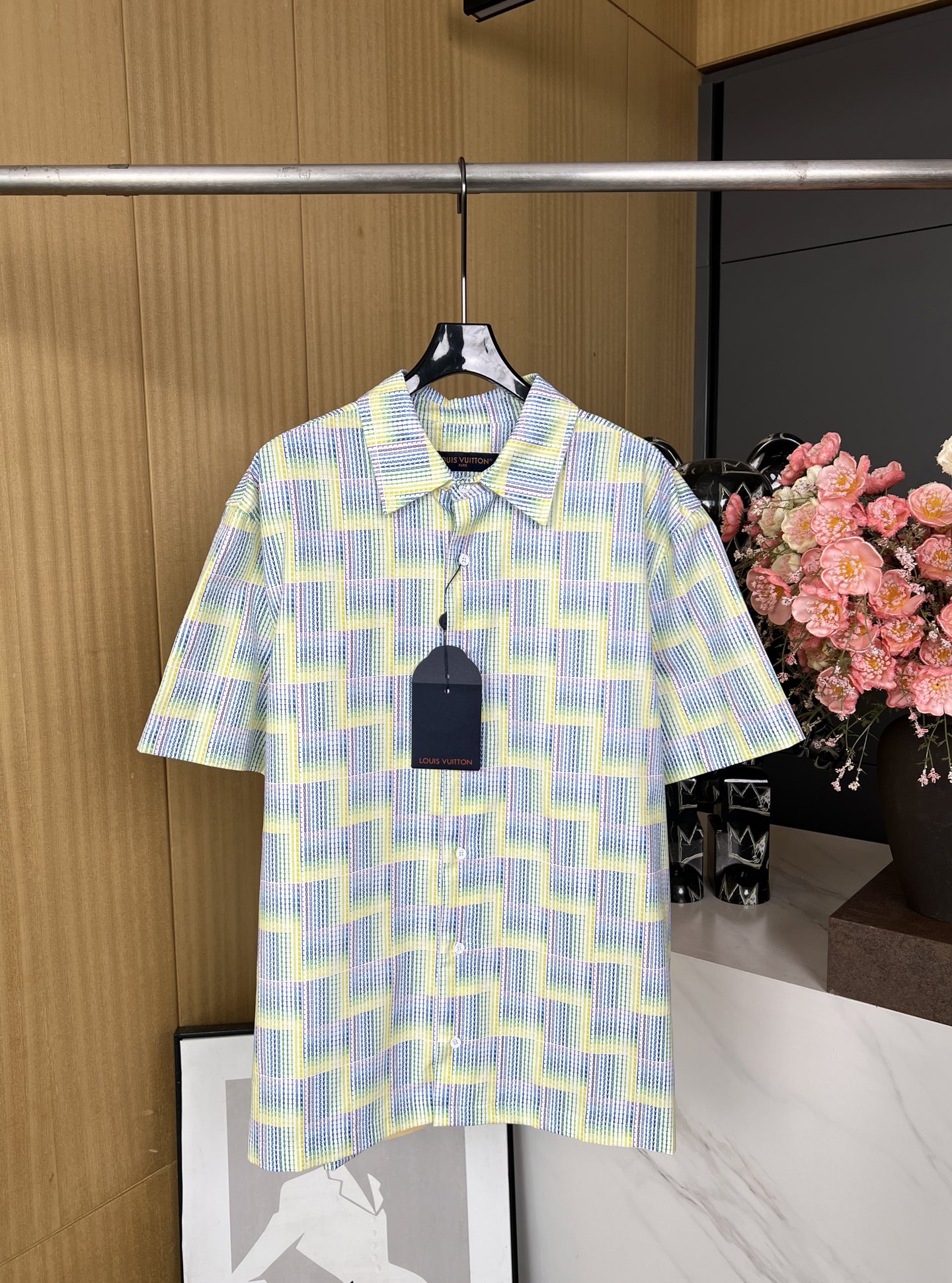 NO:327779,Louis Vuitton Spring and summer new style Lapel short-sleeved shirt, full-faced Louis Vuitton logo, full-frame LV Stairs print, rear fusion Marque L.Vuitton Déposée label, college style design, lettering button opening and closing placket, male and female style S M L XL,,louis vuitton,louis vuitton,louis vuitton,t-shirt,alexander wang19860909LouisVuitton 路易 春夏新款 翻领短袖衬衣、满身渐变效果路易威登标识、全幅 LV Stairs 印花、后部融Marque L.Vuitton Déposée 标签、学院风格设计、刻字纽扣开合门襟、男女同款 码数S M L XL,,louis vuitton,louis vuitton,louis vuitton,T-shirt,alexander wang,Women's clothing